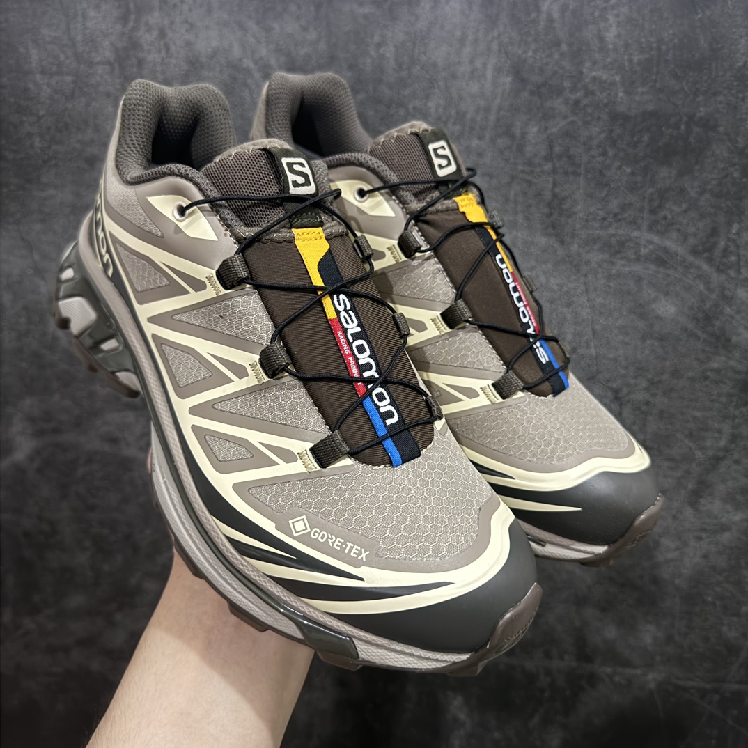 【巅峰版】 Salomon XT-6 Gore-Tex防水款n萨洛蒙复古潮流户外机能登山跑鞋 灰棕 417412n纯原外贸平台特供订单耗时半年巨作 全套原纸板楦头开发原厂特供网布配套加持 确保原汁原味n完美呈现版型 原档数据独家私模五层组合大底男女鞋同步官方开发至46.5原装Ortholite轻量化鞋垫 中底布带钢印编号原厂TPU锁扣 进口港宝加持后跟自然饱满 还原公司包裹性鞋面以“锯齿”状的包裹系统呈现在基色底之下加入了各种色点缀将公司的最新技术和时尚前卫的造型融入耐用的长跑款式中鞋面由 TPU 薄膜制成 并焊接在高耐磨网眼上 使其既时尚又坚固 由 ACS底盘支撑 可增强稳定性和支撑力 以及由橡胶凸耳 Contragrip外底覆盖的 EVA 缓冲中底 旨在应对崎岖的地形 鞋舌上的彩色Salomon 标签、Quicklace 系统以及鞋头、鞋舌和鞋跟上的附加品牌使细节更加完美 让穿着者可以轻松驾驭户外与通勤下的任何运动生活场景 无缝鞋身户外随意纵横 颜值与脚感兼备 出街通勤 绝对非常吸睛 你值得拥有 尺码：36 36.5 37.5 38 38.5 39 40 40.5 41 42 42.5 43 44 44.5 45 46 46.5 编码：JJ300340-鞋库