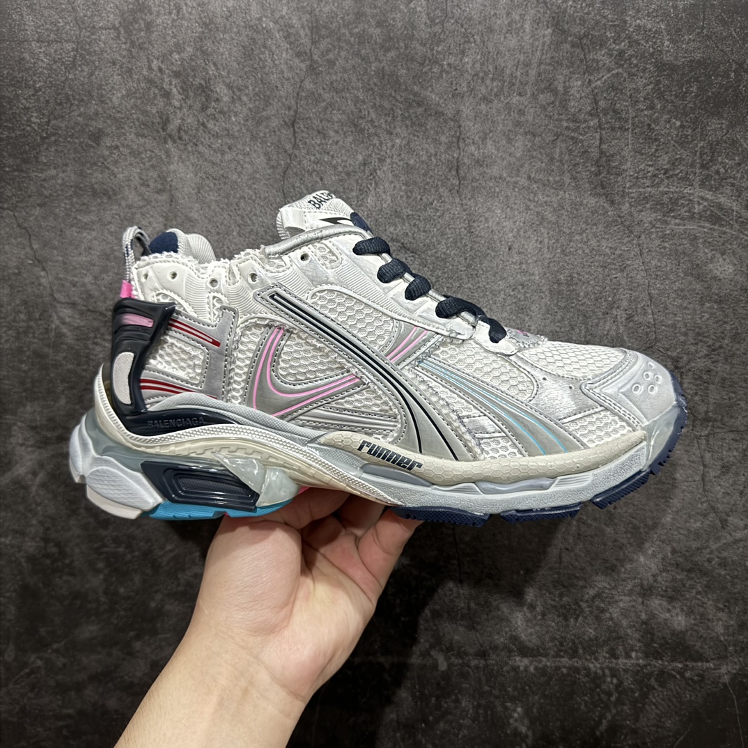 【纯原OK版本】Balenciaga Runner 巴黎世家7.5代 破坏风 手工做旧款复古老爹鞋 灰蓝色n全新外贸版本 核心配合工厂优势供应该款是通过溢胶 做旧 缝线等细节 展示了设计师 Demna的运动鞋风格 传递复古感 后侧板 翘起的鞋头 展示了 Demna 在结构上的未来构想  尺码：35 36 37 38 39 40 41 42 43 44 45 46 编码：DF500520-鞋库