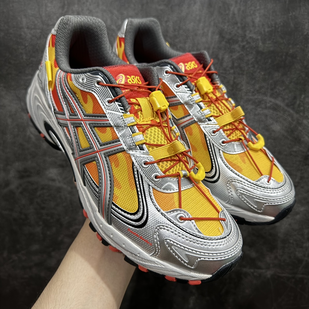 【lw纯原版】ASICS Gel-Kahana TR V4 亚瑟士机能户外风系列低帮轻量缓震休闲运动跑步鞋n身处城市的喧嚣，内心想象却永不停歇，Z世代处于现实的繁忙中始终想象着生活的另一种可能和对未知的展望。想象并非背离现实，而是对自我最真实的期待。为鼓励新世代青年唤起对自我的正向的想象，并展开积极的行动，ASICS亚瑟士于2024释出全新主题——唤想自定义。率先推出鞋款GEL-KAHANA TR V4，将出色的城市潮流与户外机能融为一体，实现无界想象与唤回真实自我的完美连结。于城市绽放姿态，唤想自定义。GEL-KAHANA TR V4融合了极具户外型格的设计细节。鞋款大底与中底采用了AHAR耐磨橡胶与GEL缓震胶技术，拥有良好的抓地力与舒适的穿着体验。鞋底所使用的一体化TPU稳定片，为更好地贴合GEL-KAHANA TR V4而全新开模再造，能有效防止脚部过度扭转与侧翻，在提供优秀稳定性的同时，进一步增强了鞋款的机能设计美学。快速系带系统在方便穿戴的同时，为户外运动提供了更优的防护。 GEL-KAHANA TR V4为日常穿着提供稳定、舒适的支撑，鼓励每个人在城市空间中的大胆探索，追寻无拘束的旷野之梦。 尺码：36 37 37.5 38 39 39.5 40.5 41.5 42 42.5 43.5 44 44.5 45 46 编码：NM260280-鞋库