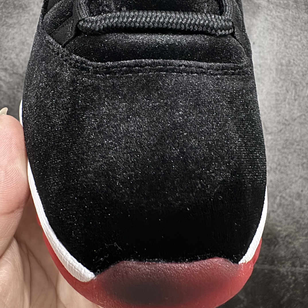 图片[5]-【XP纯原】Air Jordan 11 Retro WMNS \”Bred Velvet\” 高帮 天鹅绒黑红 AJ11 乔丹11代 aj11 乔11 高邦 黑红天鹅绒 乔丹篮球鞋系列n该鞋款整体以大面积黑色天鹅绒配色呈现，最大的亮点是原本的漆皮部分采用了特殊的丝绒材质代替，整体十分新颖；此外后跟处还带有特殊的金属红色Jumpman Logo点缀，十分精致，最后采用白色中底搭配深蓝色水晶外底完善设计。 官方货号：DB5457-061 货号：136046-062 尺码：36-47.5 编码：X1500520-鞋库