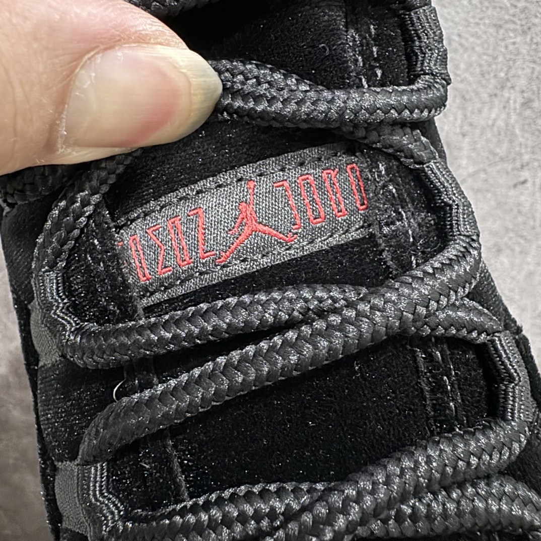 图片[6]-【XP纯原】Air Jordan 11 Retro WMNS \”Bred Velvet\” 高帮 天鹅绒黑红 AJ11 乔丹11代 aj11 乔11 高邦 黑红天鹅绒 乔丹篮球鞋系列n该鞋款整体以大面积黑色天鹅绒配色呈现，最大的亮点是原本的漆皮部分采用了特殊的丝绒材质代替，整体十分新颖；此外后跟处还带有特殊的金属红色Jumpman Logo点缀，十分精致，最后采用白色中底搭配深蓝色水晶外底完善设计。 官方货号：DB5457-061 货号：136046-062 尺码：36-47.5 编码：X1500520-鞋库