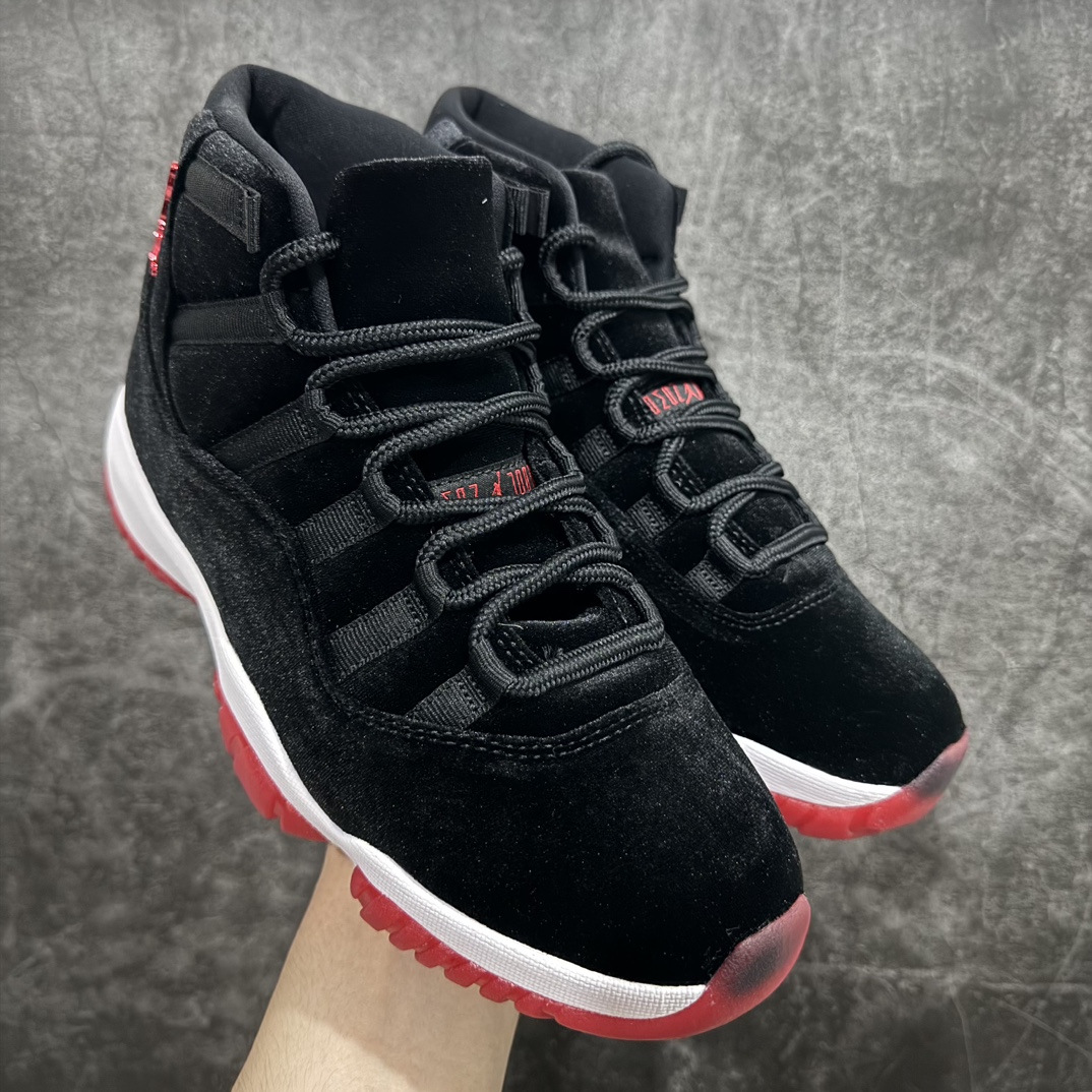 【XP纯原】Air Jordan 11 Retro WMNS \”Bred Velvet\” 高帮 天鹅绒黑红 AJ11 乔丹11代 aj11 乔11 高邦 黑红天鹅绒 乔丹篮球鞋系列n该鞋款整体以大面积黑色天鹅绒配色呈现，最大的亮点是原本的漆皮部分采用了特殊的丝绒材质代替，整体十分新颖；此外后跟处还带有特殊的金属红色Jumpman Logo点缀，十分精致，最后采用白色中底搭配深蓝色水晶外底完善设计。 官方货号：DB5457-061 货号：136046-062 尺码：36-47.5 编码：X1500520-鞋库