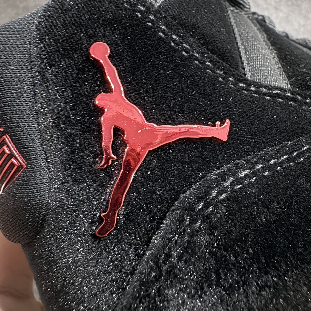 图片[3]-【XP纯原】Air Jordan 11 Retro WMNS \”Bred Velvet\” 高帮 天鹅绒黑红 AJ11 乔丹11代 aj11 乔11 高邦 黑红天鹅绒 乔丹篮球鞋系列n该鞋款整体以大面积黑色天鹅绒配色呈现，最大的亮点是原本的漆皮部分采用了特殊的丝绒材质代替，整体十分新颖；此外后跟处还带有特殊的金属红色Jumpman Logo点缀，十分精致，最后采用白色中底搭配深蓝色水晶外底完善设计。 官方货号：DB5457-061 货号：136046-062 尺码：36-47.5 编码：X1500520-鞋库