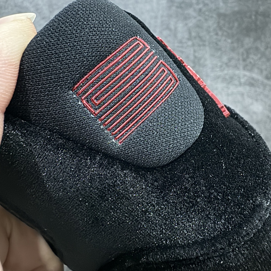 图片[2]-【XP纯原】Air Jordan 11 Retro WMNS \”Bred Velvet\” 高帮 天鹅绒黑红 AJ11 乔丹11代 aj11 乔11 高邦 黑红天鹅绒 乔丹篮球鞋系列n该鞋款整体以大面积黑色天鹅绒配色呈现，最大的亮点是原本的漆皮部分采用了特殊的丝绒材质代替，整体十分新颖；此外后跟处还带有特殊的金属红色Jumpman Logo点缀，十分精致，最后采用白色中底搭配深蓝色水晶外底完善设计。 官方货号：DB5457-061 货号：136046-062 尺码：36-47.5 编码：X1500520-鞋库