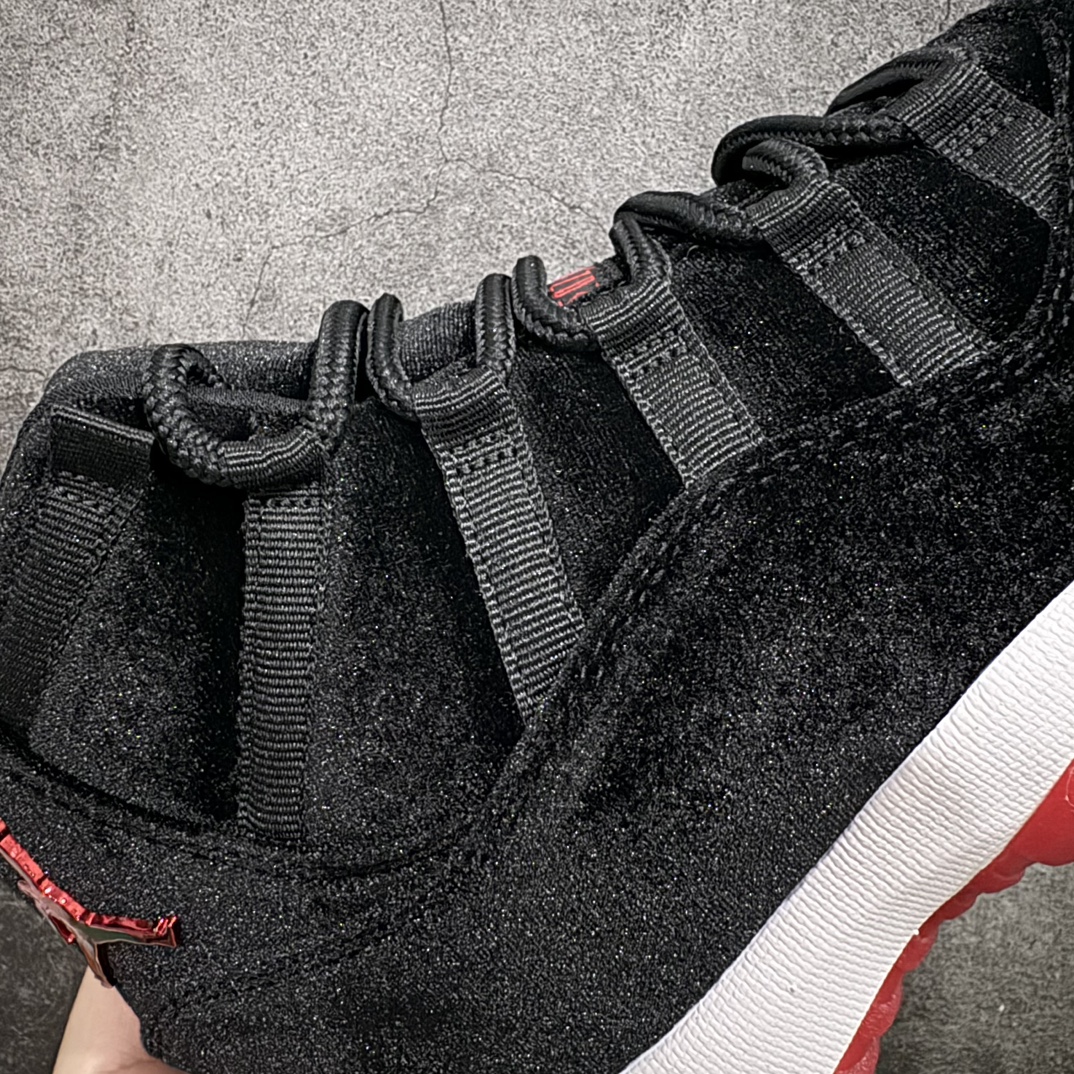 图片[4]-【XP纯原】Air Jordan 11 Retro WMNS \”Bred Velvet\” 高帮 天鹅绒黑红 AJ11 乔丹11代 aj11 乔11 高邦 黑红天鹅绒 乔丹篮球鞋系列n该鞋款整体以大面积黑色天鹅绒配色呈现，最大的亮点是原本的漆皮部分采用了特殊的丝绒材质代替，整体十分新颖；此外后跟处还带有特殊的金属红色Jumpman Logo点缀，十分精致，最后采用白色中底搭配深蓝色水晶外底完善设计。 官方货号：DB5457-061 货号：136046-062 尺码：36-47.5 编码：X1500520-鞋库