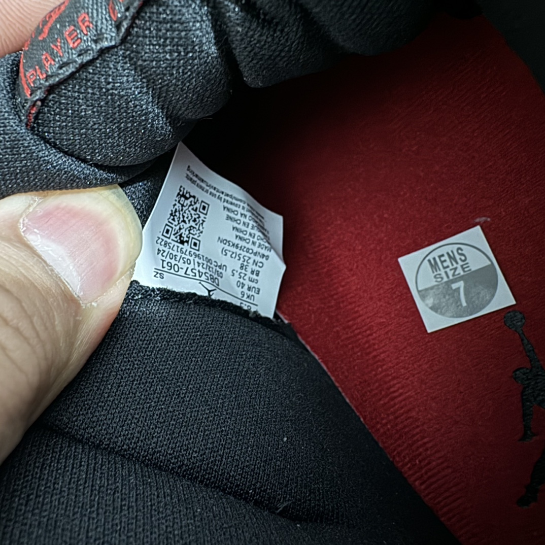 图片[8]-【XP纯原】Air Jordan 11 Retro WMNS \”Bred Velvet\” 高帮 天鹅绒黑红 AJ11 乔丹11代 aj11 乔11 高邦 黑红天鹅绒 乔丹篮球鞋系列n该鞋款整体以大面积黑色天鹅绒配色呈现，最大的亮点是原本的漆皮部分采用了特殊的丝绒材质代替，整体十分新颖；此外后跟处还带有特殊的金属红色Jumpman Logo点缀，十分精致，最后采用白色中底搭配深蓝色水晶外底完善设计。 官方货号：DB5457-061 货号：136046-062 尺码：36-47.5 编码：X1500520-鞋库