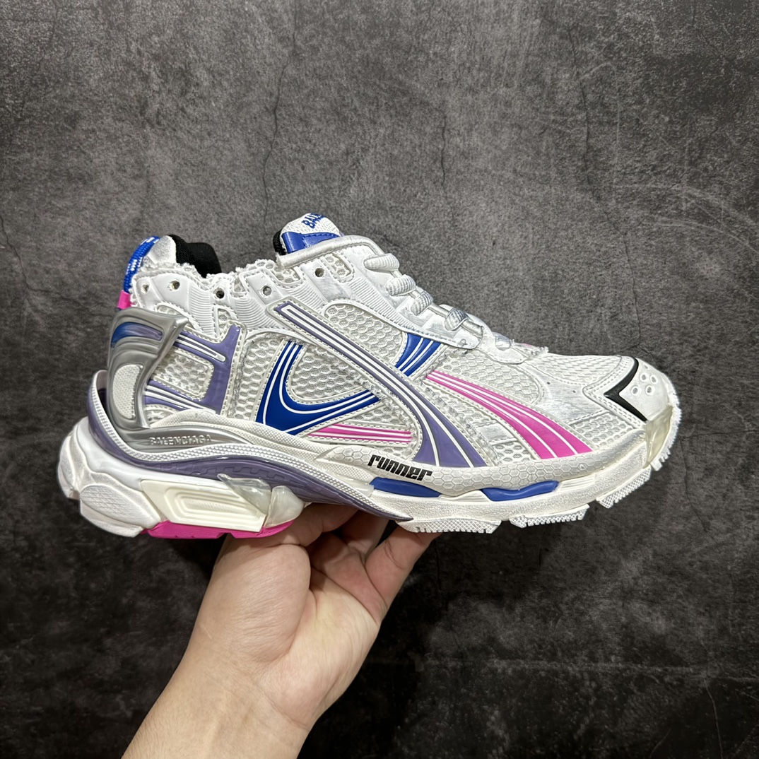 【纯原OK版本】Balenciaga Runner 巴黎世家7.5代 破坏风 手工做旧款复古老爹鞋全新外贸版本 核心配合工厂优势供应该款是通过溢胶 做旧 缝线等细节 展示了设计师 Demna的运动鞋风格 传递复古感 后侧板 翘起的鞋头 展示了 Demna 在结构上的未来构想  尺码：35 36 37 38 39 40 41 42 43 44 45 46 编码：DF500520-鞋库