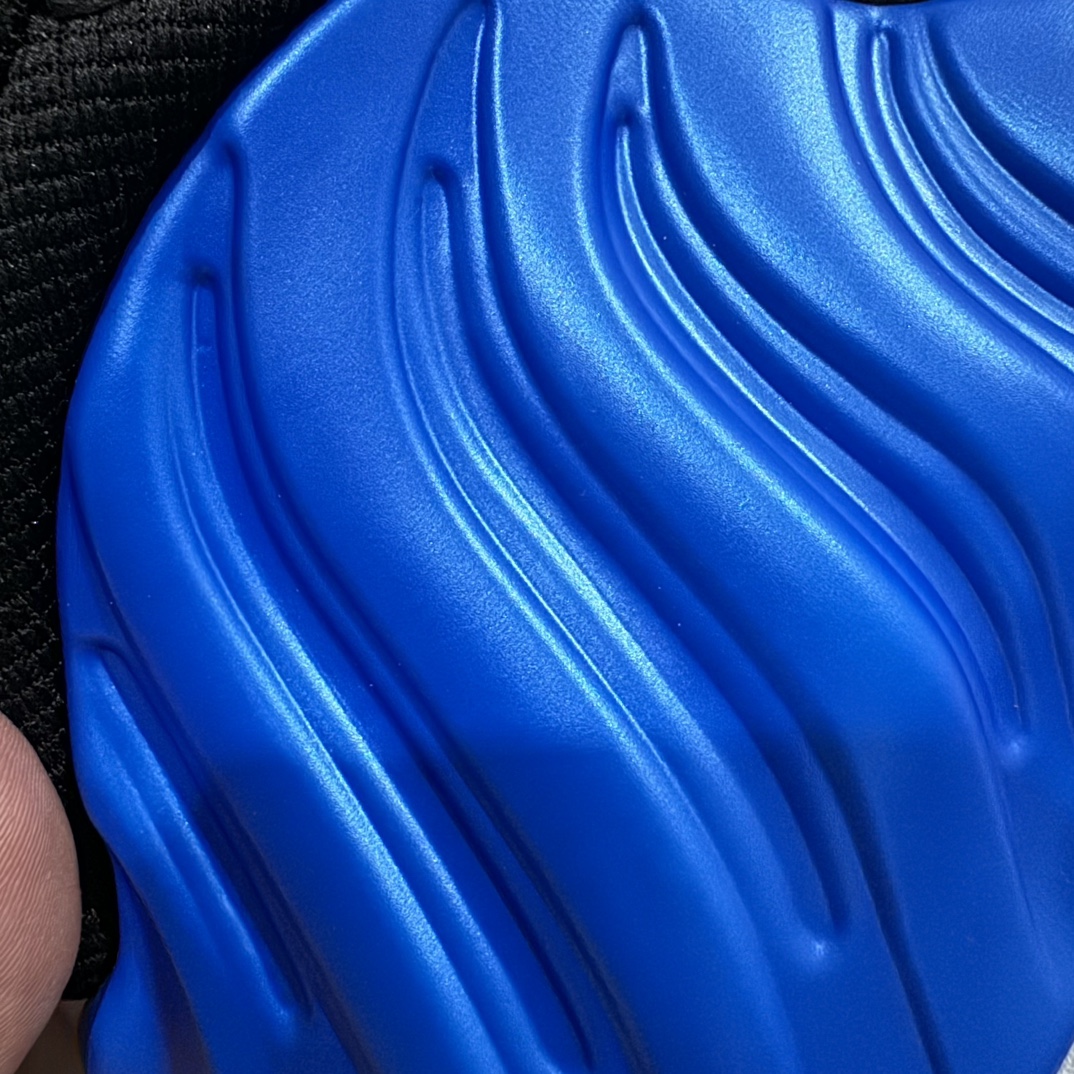 图片[3]-【莞产纯原】NK Air Foamposite Pro 2024新蓝喷 喷泡系列FQ8181-511nn莞产原底面 公司渠道同模具 鞋型发泡360度无死角 双层Zoom气垫植入 中底完美注胶 搭载原厂碳纤维材质n诞生于1997年的NK Air Foamposite系列可以说是整个球鞋历史上最为经典的系列之一 也就是我们常说的“喷”和“泡” 其中“喷”由Foamposite One代言人Penny的英文音译而来 而“泡”则来源于另一款鞋型 Foamposite Pro中\”pro\”的音译 在诞生初期 由于高昂的造价以及超前的外形 Foamposite系列的反对者不在少数 甚至有人认为这款鞋会毁掉整个球鞋行业 但事实证明这双灵感来自于甲虫 自带“黑科技”鞋面以及双层Zoom+大块碳板的太空球鞋不仅受到了大众的接受与追捧 并且成功的影响了篮球鞋的发展SIZE：38.5 39 40 40.5 41 42 42.5 43 44 44.5 45 46 编码：HY570600-鞋库