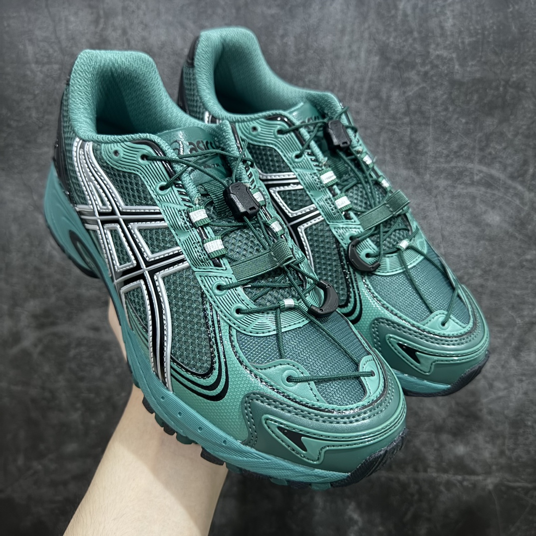 【lw纯原版】ASICS Gel-Kahana TR V4 亚瑟士机能户外风系列低帮轻量缓震休闲运动跑步鞋n身处城市的喧嚣，内心想象却永不停歇，Z世代处于现实的繁忙中始终想象着生活的另一种可能和对未知的展望。想象并非背离现实，而是对自我最真实的期待。为鼓励新世代青年唤起对自我的正向的想象，并展开积极的行动，ASICS亚瑟士于2024释出全新主题——唤想自定义。率先推出鞋款GEL-KAHANA TR V4，将出色的城市潮流与户外机能融为一体，实现无界想象与唤回真实自我的完美连结。于城市绽放姿态，唤想自定义。GEL-KAHANA TR V4融合了极具户外型格的设计细节。鞋款大底与中底采用了AHAR耐磨橡胶与GEL缓震胶技术，拥有良好的抓地力与舒适的穿着体验。鞋底所使用的一体化TPU稳定片，为更好地贴合GEL-KAHANA TR V4而全新开模再造，能有效防止脚部过度扭转与侧翻，在提供优秀稳定性的同时，进一步增强了鞋款的机能设计美学。快速系带系统在方便穿戴的同时，为户外运动提供了更优的防护。 GEL-KAHANA TR V4为日常穿着提供稳定、舒适的支撑，鼓励每个人在城市空间中的大胆探索，追寻无拘束的旷野之梦。 尺码：36 37 37.5 38 39 39.5 40.5 41.5 42 42.5 43.5 44 44.5 45 46 编码：NM260280-鞋库