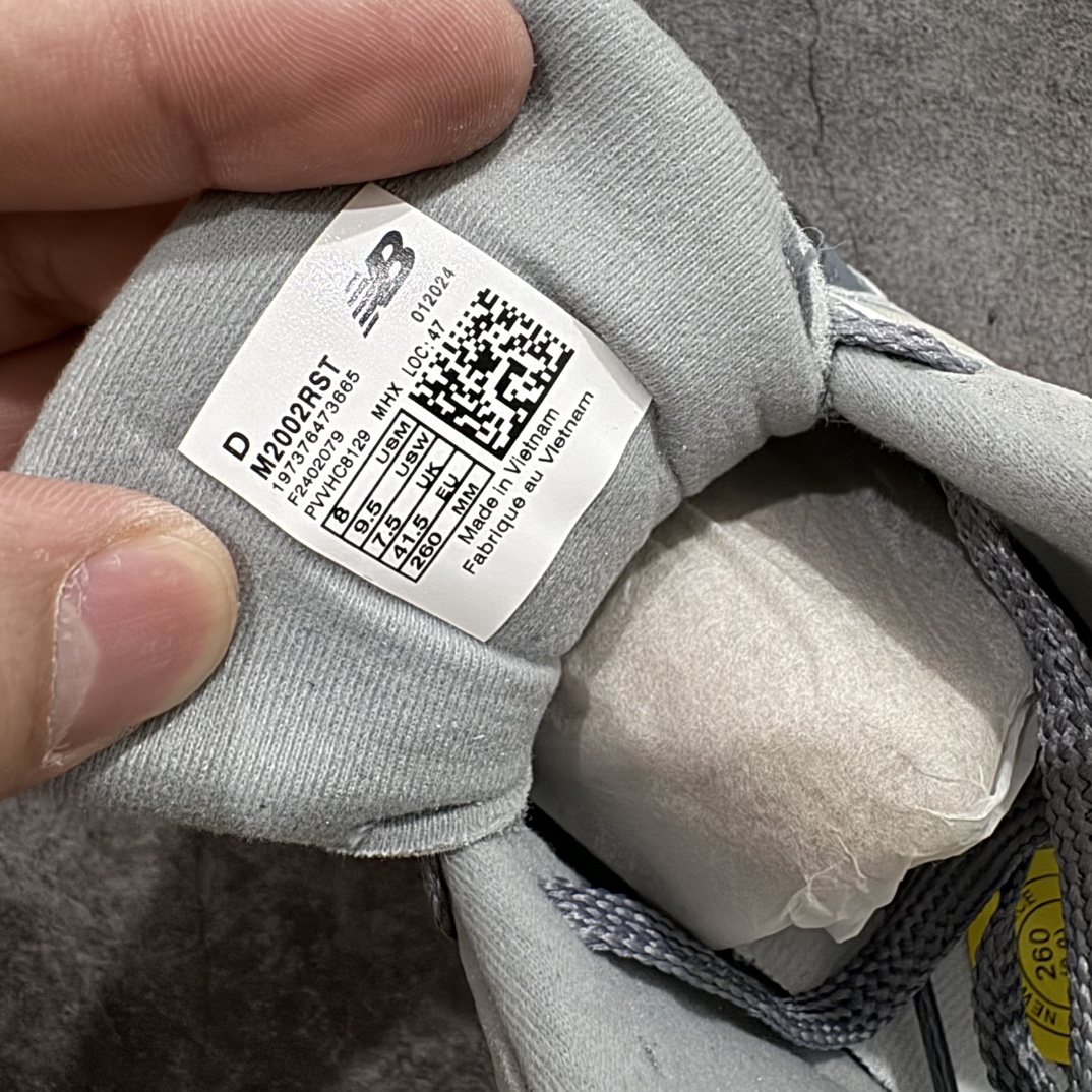 图片[8]-【正确组合底版】New Balance 2002R NB2002 男女休闲慢跑鞋 M2002RSTnn纯原工厂出品n保留原有的版型 清洁度和品质n材料有微调整 价格更具性价比n日韩出口特供订单配套商长期套现长期补货 全新货品正常出厂触屏不到的单价 超级跑量款全套原楦原纸板原厂数据开发 进口三明治网面原装进口翻毛皮料正确绒感卡色 正确中底拉帮中底网布细节 采用轻质牛剖革拼接透气网眼衬垫织物鞋面材质 T-Beam大底提供足步弓支撑 保持步态稳定 后跟搭载外露缓震胶 鞋身整体以各种深浅不一的灰色覆盖 鞋头以淡蓝色调装饰 网眼衬垫通过不规律的色块实现做旧的美感 泛黄的鞋底更是进一步增添了复古气息  尺码：36 37 37.5 38 38.5 39.5 40 40.5 41.5 42 42.5 43 44 44.5 45 编码：MZ260280-鞋库