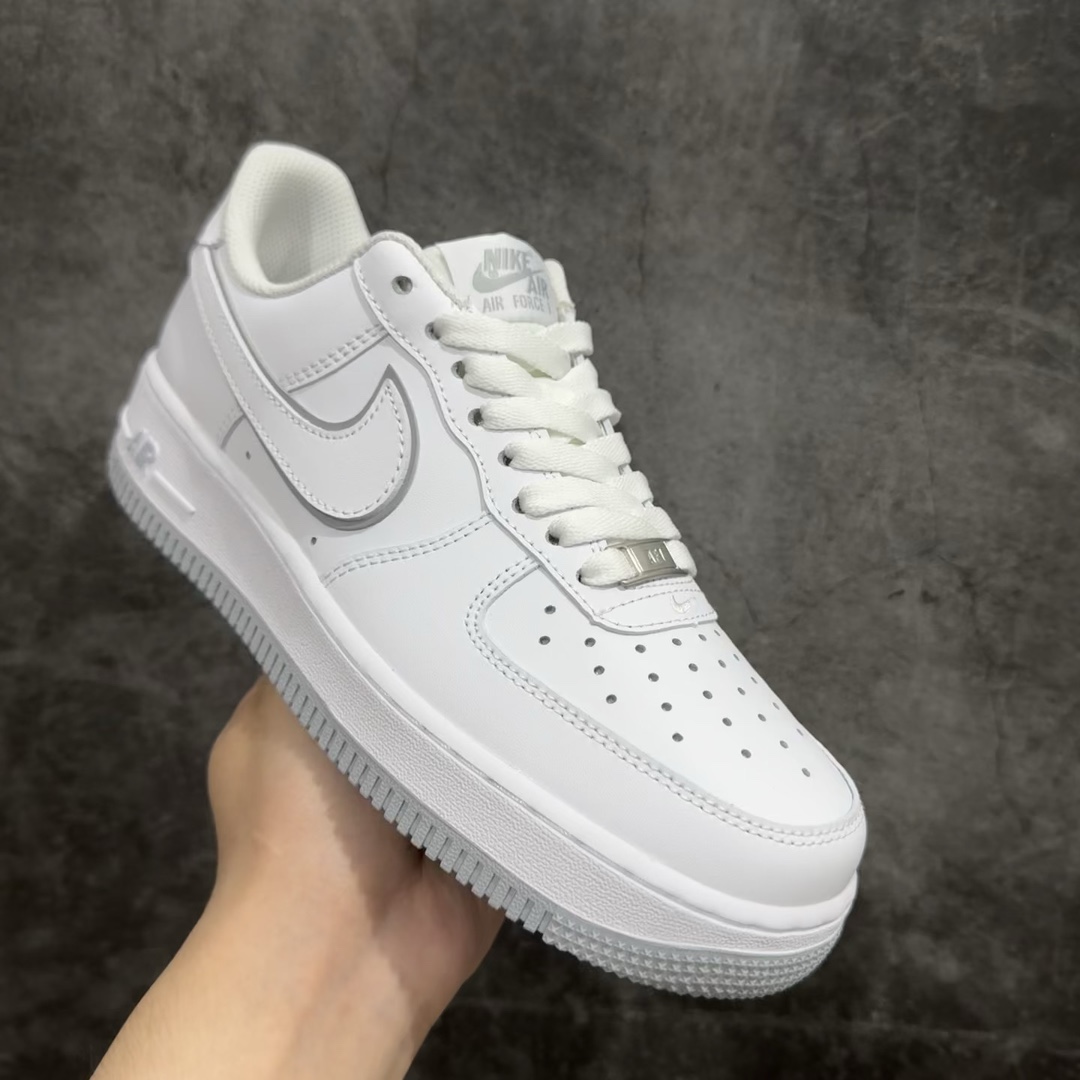 定制版NikeAIRFORCE107空军一号低帮百搭休闲运动板鞋柔软弹性十足的缓震性能和出色的中底设计横