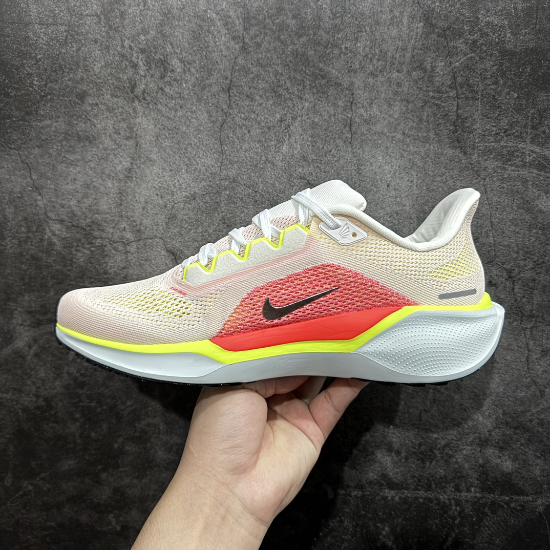 图片[2]-【纯原版】Nike Air Zoom Pegasus 41 Premium\”Debuts On The\”41代超级飞马涡轮增压马拉松休闲运动慢跑鞋“网织米白荧光黄西瓜红”FD2722-100nn男女鞋真标半码制n升级原楦原纸版数据开发n采用全新热熔工艺组合双层超轻透气网织布鞋面材质n内里嵌入定型海绵 全掌型 ReactX 泡绵中底n外置防滑耐磨橡胶底片❗nNike Pegasus 41 采用新款全掌型 ReactX 泡绵中底，前足和后跟搭载 Air Zoom 缓震配置。Pegasus 系列首次采用 ReactX 泡绵，与 React 泡绵相比，ReactX 泡绵可提升 13% 以上的能量回馈，同时减少至少 43% 的碳足迹。 Pegasus 41 结合 Nike Air Zoom 缓震配置，塑就回弹响应的缓震迈步体验，延续 Pegasus 系列备受跑者青睐的出众性能。n 尺码：36 36.5 37.5 38 38.5 39 40 40.5 41 42 42.5 43 44 44.5 45 编码：MK240260n-鞋库