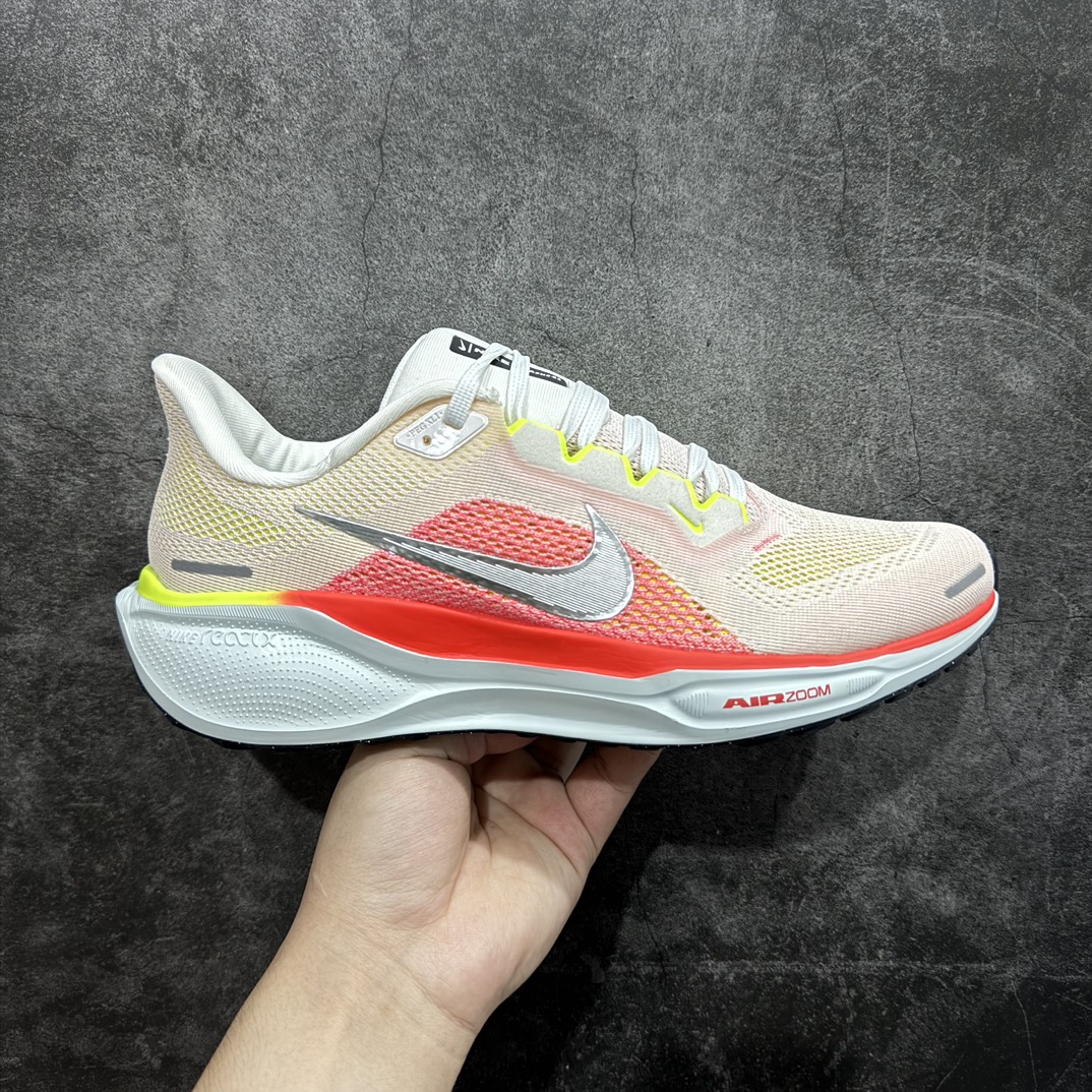 【纯原版】Nike Air Zoom Pegasus 41 Premium\”Debuts On The\”41代超级飞马涡轮增压马拉松休闲运动慢跑鞋“网织米白荧光黄西瓜红”FD2722-100nn男女鞋真标半码制n升级原楦原纸版数据开发n采用全新热熔工艺组合双层超轻透气网织布鞋面材质n内里嵌入定型海绵 全掌型 ReactX 泡绵中底n外置防滑耐磨橡胶底片❗nNike Pegasus 41 采用新款全掌型 ReactX 泡绵中底，前足和后跟搭载 Air Zoom 缓震配置。Pegasus 系列首次采用 ReactX 泡绵，与 React 泡绵相比，ReactX 泡绵可提升 13% 以上的能量回馈，同时减少至少 43% 的碳足迹。 Pegasus 41 结合 Nike Air Zoom 缓震配置，塑就回弹响应的缓震迈步体验，延续 Pegasus 系列备受跑者青睐的出众性能。n 尺码：36 36.5 37.5 38 38.5 39 40 40.5 41 42 42.5 43 44 44.5 45 编码：MK240260n-鞋库