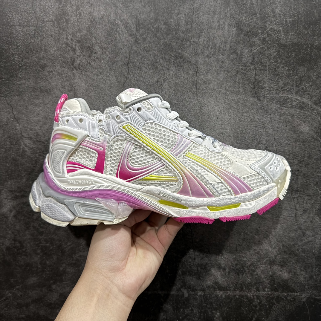 【纯原VG版本】Balenciaga Runner 巴黎世家7代 破坏风 手工做旧款复古老爹鞋n全新外贸版本  核心配合工厂优势供应该款是通过溢胶 做旧 缝线等细节 展示了设计师 Demna的运动鞋风格 传递复古感 后侧板 翘起的鞋头 展示了 Demna 在结构上的未来构想  尺码：35 36 37 38 39 40 41 42 43 44 45 46 编码：DF490520-鞋库