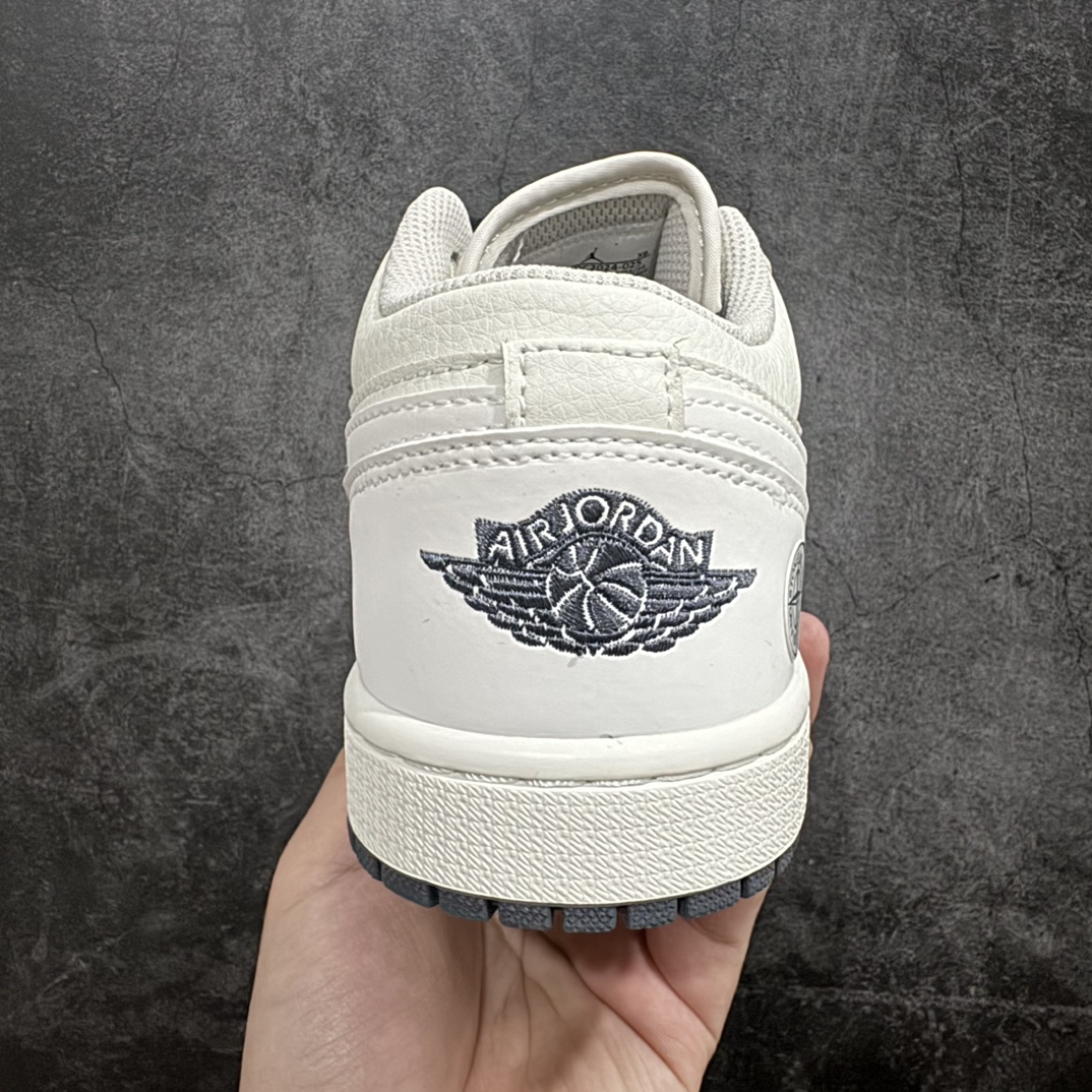 定制版AirJordan1RetroLowxStoneIsland白黑小钩官方同步新色原装级产物拒绝公底