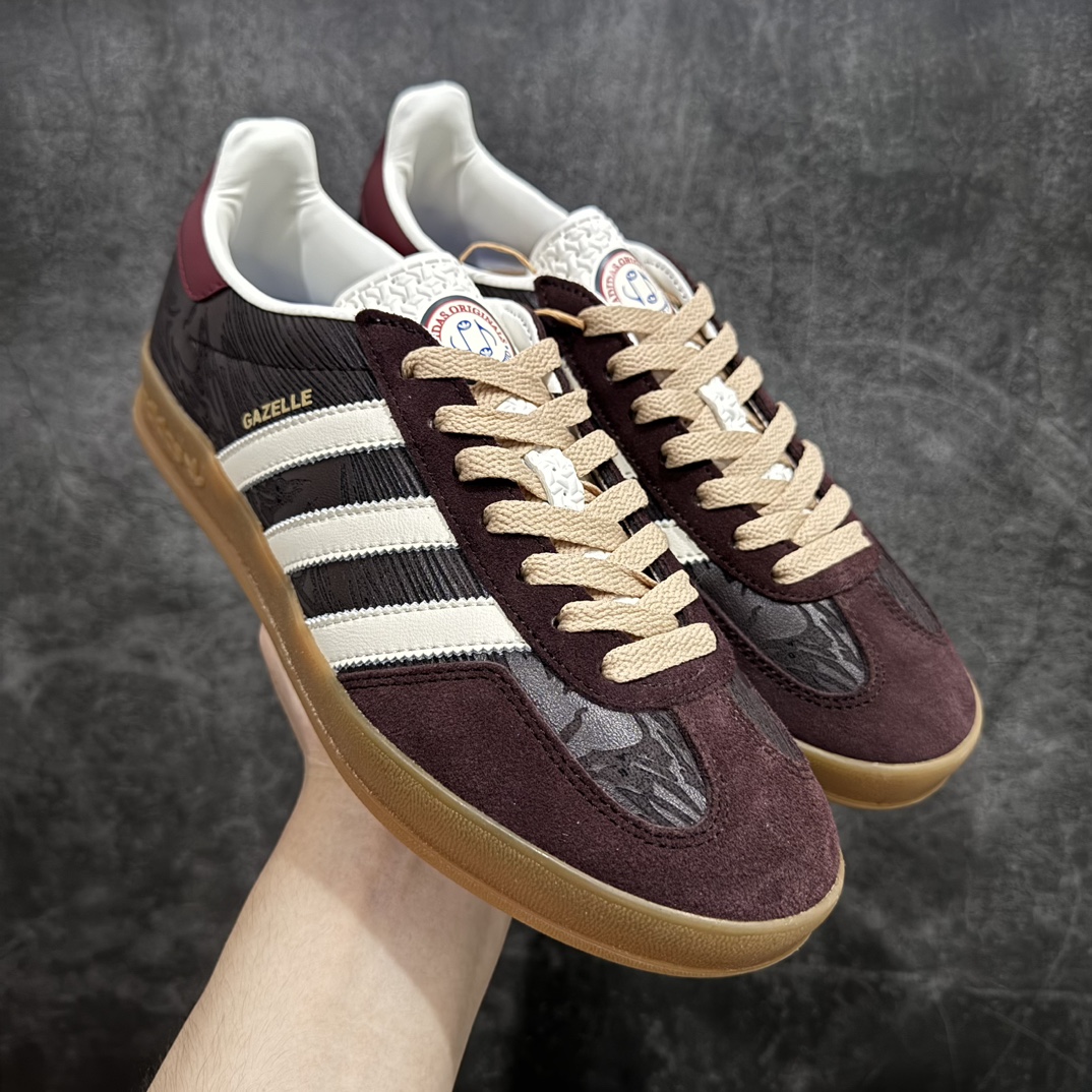 【Top纯原】AD Original Samba GAZELLE 复古经典轻便板鞋 褐色JP5671n头层牛皮加持 正确烫金高频细节 原装纳米超迁皮料 独家私模橡胶大底 原盒原配 这款桑巴鞋展示了高质量的工艺 带有装饰的超锁缝制和无缝的手感 柔软、柔软的皮革造型和标志性的3条纹完成了精致的外观 正规合身鞋带 鞋面上有绒面鞋垫 橡胶鞋底 享受正畸套筒软感 自50年代首次亮相以来就一直在赢得粉丝的青睐SIZE：36/45 编码：TO250270-鞋库