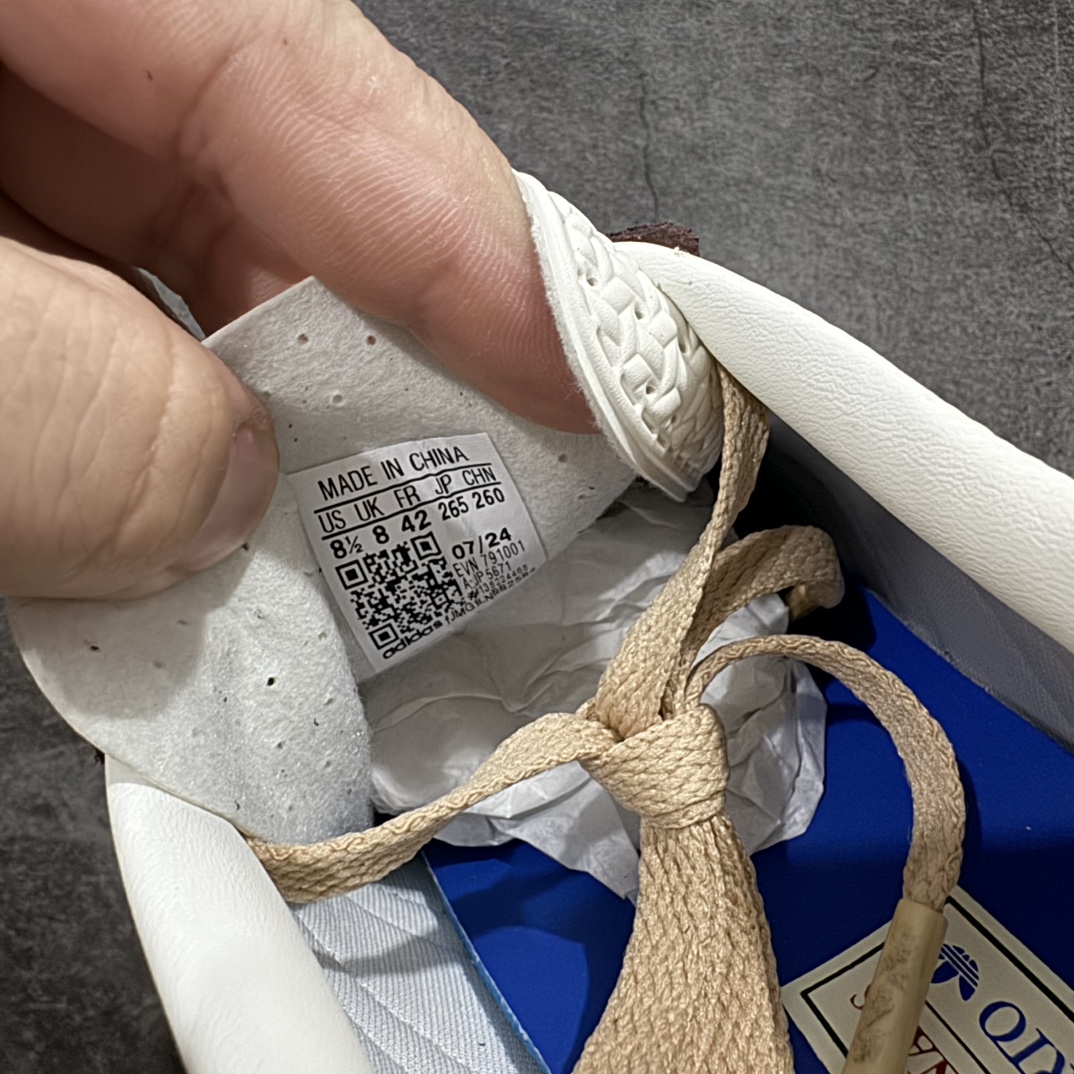 图片[7]-【Top纯原】AD Original Samba GAZELLE 复古经典轻便板鞋 褐色JP5671n头层牛皮加持 正确烫金高频细节 原装纳米超迁皮料 独家私模橡胶大底 原盒原配 这款桑巴鞋展示了高质量的工艺 带有装饰的超锁缝制和无缝的手感 柔软、柔软的皮革造型和标志性的3条纹完成了精致的外观 正规合身鞋带 鞋面上有绒面鞋垫 橡胶鞋底 享受正畸套筒软感 自50年代首次亮相以来就一直在赢得粉丝的青睐SIZE：36/45 编码：TO250270-鞋库