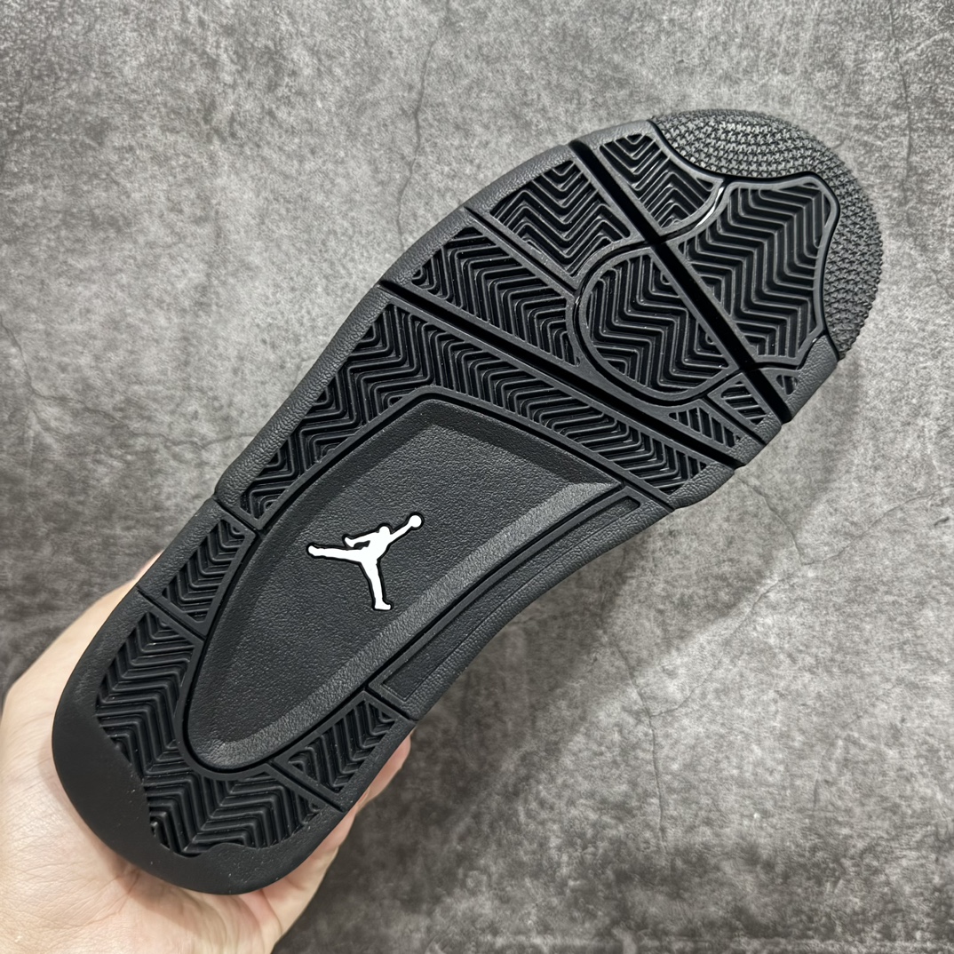 纯原AirJordanAJ4RM重制版低帮复古篮球鞋FQ7939-004采用了低帮的设计并保留了众多AJ