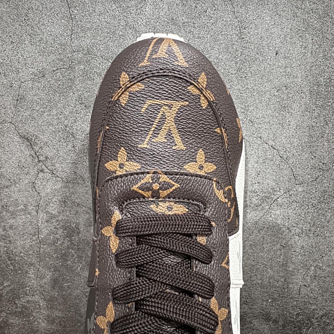 图片[5]-【广东纯原版本】Louis Vuitton LV Run Away 运动鞋nn拼接牛皮革和 Monogram 压纹粒面牛皮革，再现传统跑鞋的灵感启发。楔形外底延续标志性设计，品牌字母和标识分饰鞋舌和鞋后。Monogram 压纹粒面牛皮革和 Epi 牛皮革橡胶外底  尺码：男38-44(38.45定做不退换） 编码：-鞋库