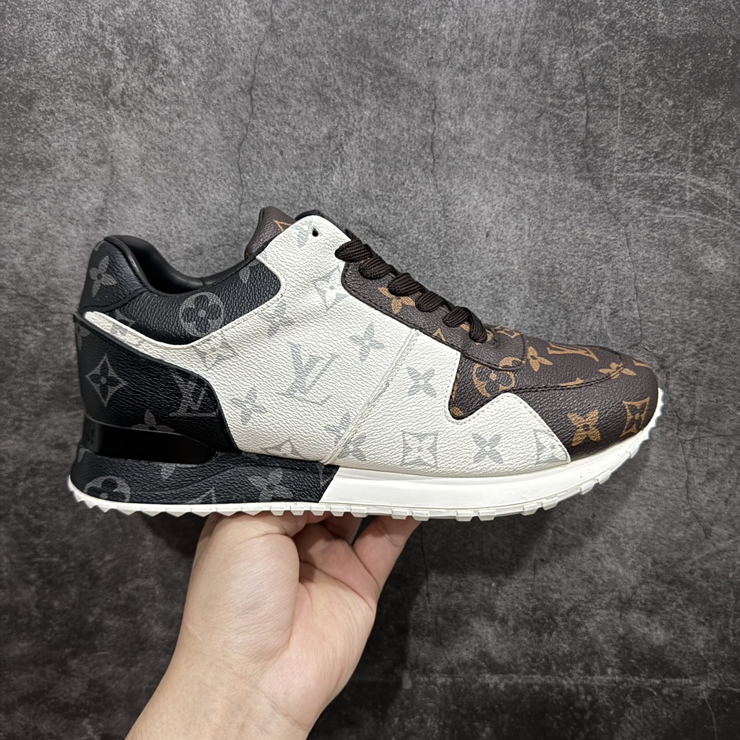 【广东纯原版本】Louis Vuitton LV Run Away 运动鞋nn拼接牛皮革和 Monogram 压纹粒面牛皮革，再现传统跑鞋的灵感启发。楔形外底延续标志性设计，品牌字母和标识分饰鞋舌和鞋后。Monogram 压纹粒面牛皮革和 Epi 牛皮革橡胶外底  尺码：男38-44(38.45定做不退换） 编码：-鞋库