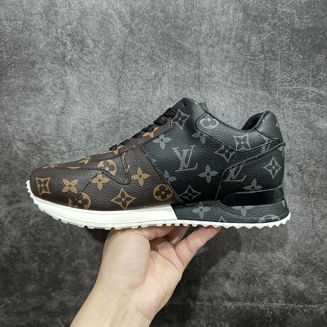 图片[2]-【广东纯原版本】Louis Vuitton LV Run Away 运动鞋nn拼接牛皮革和 Monogram 压纹粒面牛皮革，再现传统跑鞋的灵感启发。楔形外底延续标志性设计，品牌字母和标识分饰鞋舌和鞋后。Monogram 压纹粒面牛皮革和 Epi 牛皮革橡胶外底  尺码：男38-44(38.45定做不退换） 编码：-鞋库