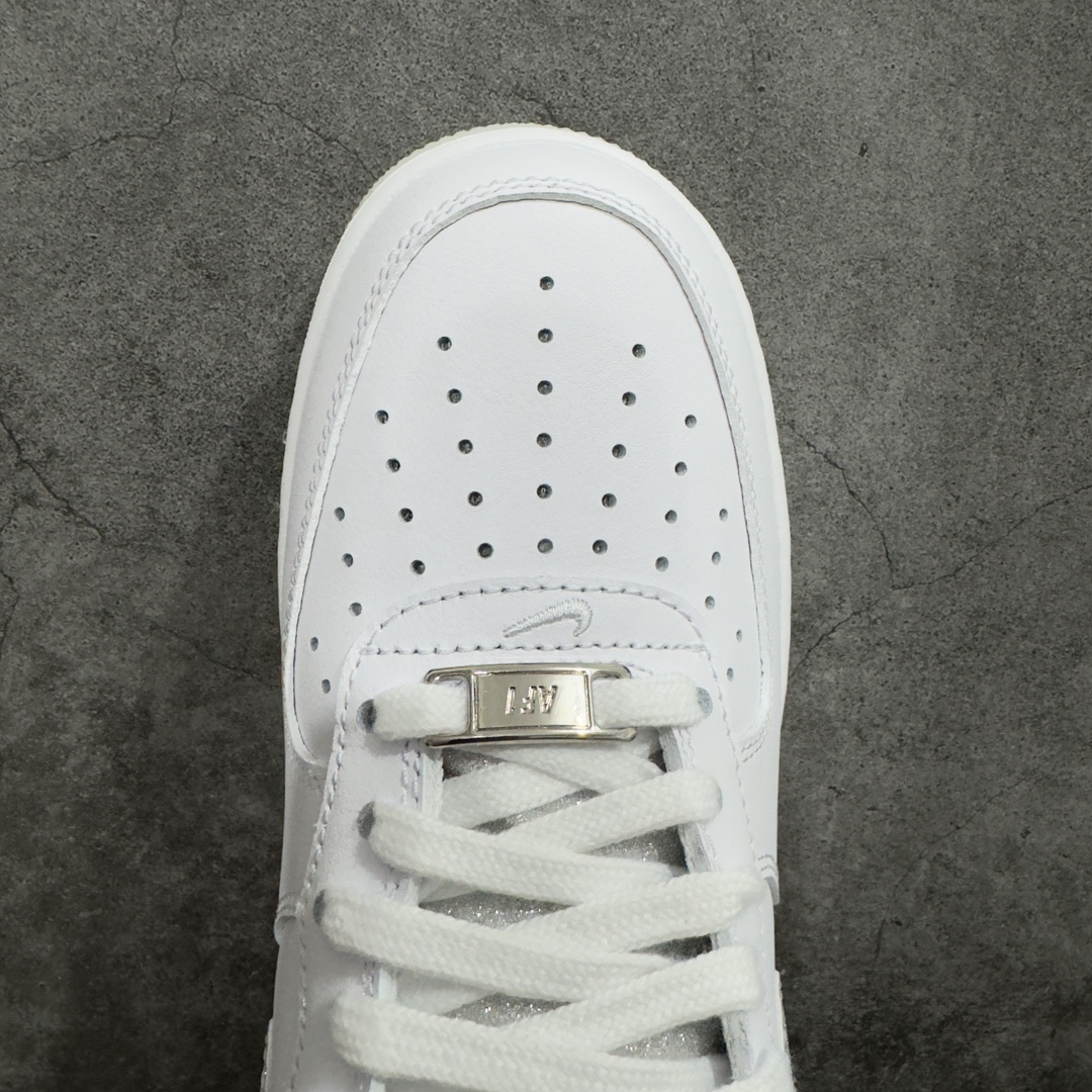 NikeAirForce1Low07白银闪钩原楦头原纸板打造纯正低帮空军版型专注外贸渠道全掌内置蜂窝气垫