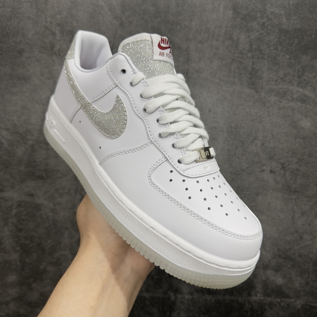 NikeAirForce1Low07白银闪钩原楦头原纸板打造纯正低帮空军版型专注外贸渠道全掌内置蜂窝气垫