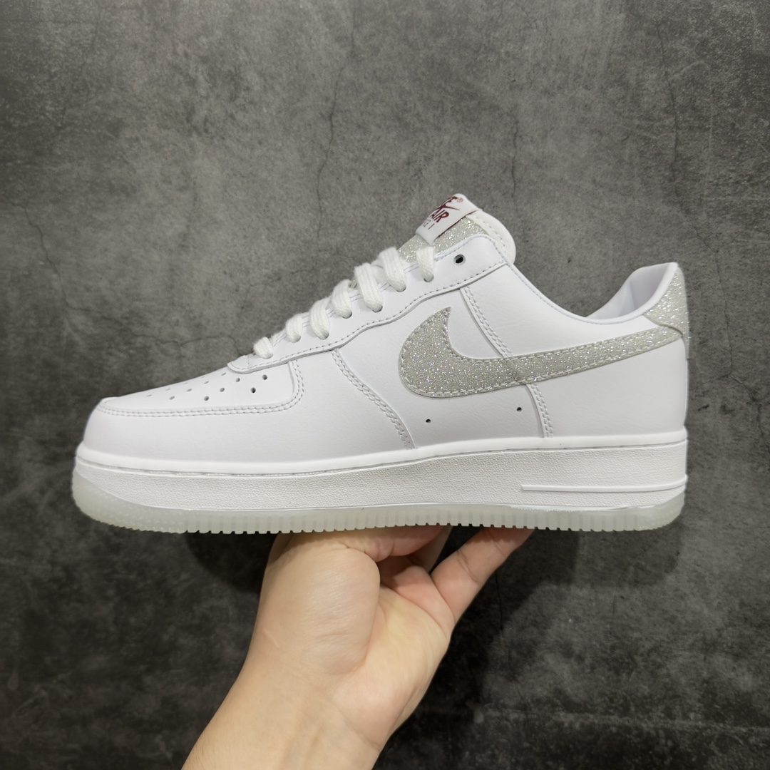 NikeAirForce1Low07白银闪钩原楦头原纸板打造纯正低帮空军版型专注外贸渠道全掌内置蜂窝气垫