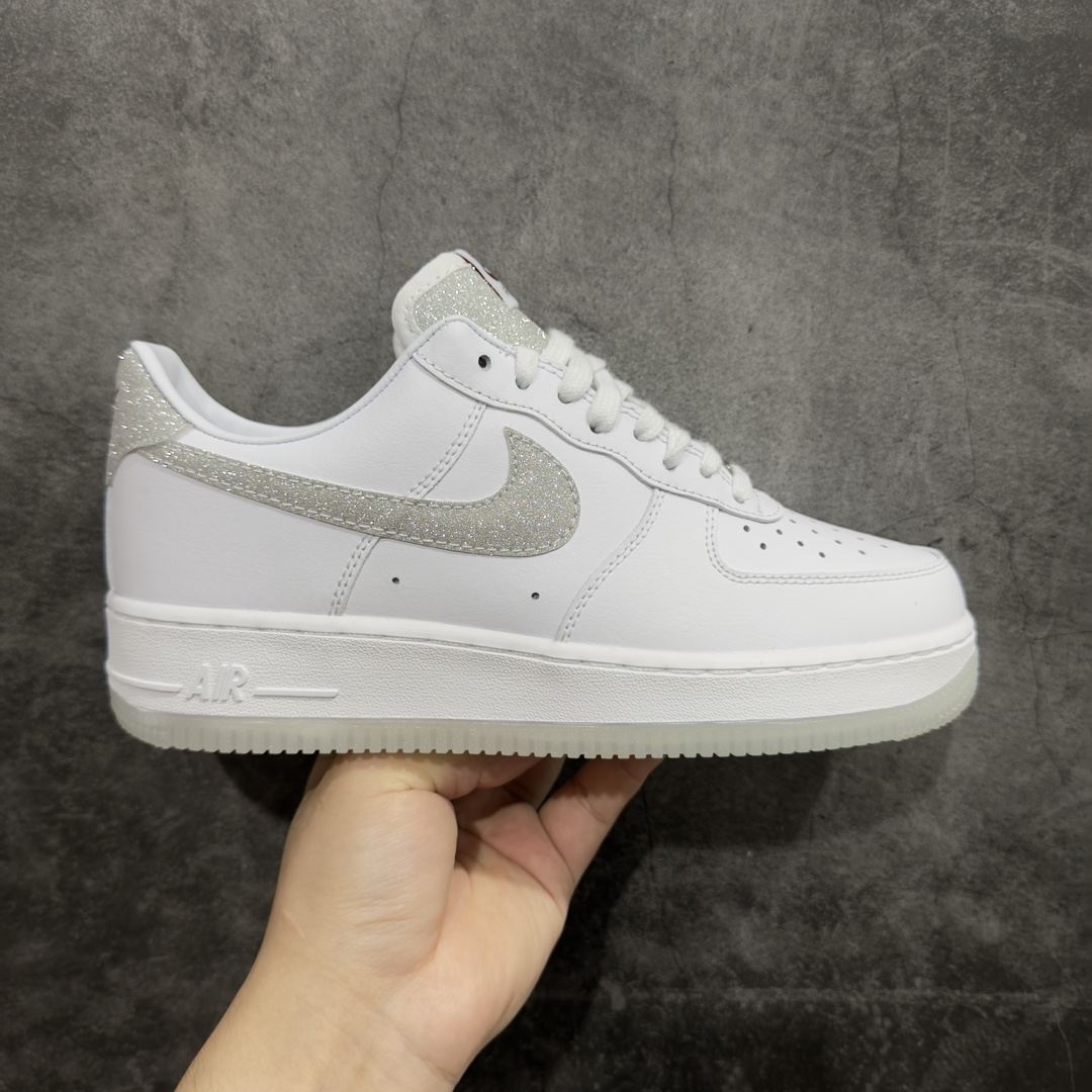 NikeAirForce1Low07白银闪钩原楦头原纸板打造纯正低帮空军版型专注外贸渠道全掌内置蜂窝气垫