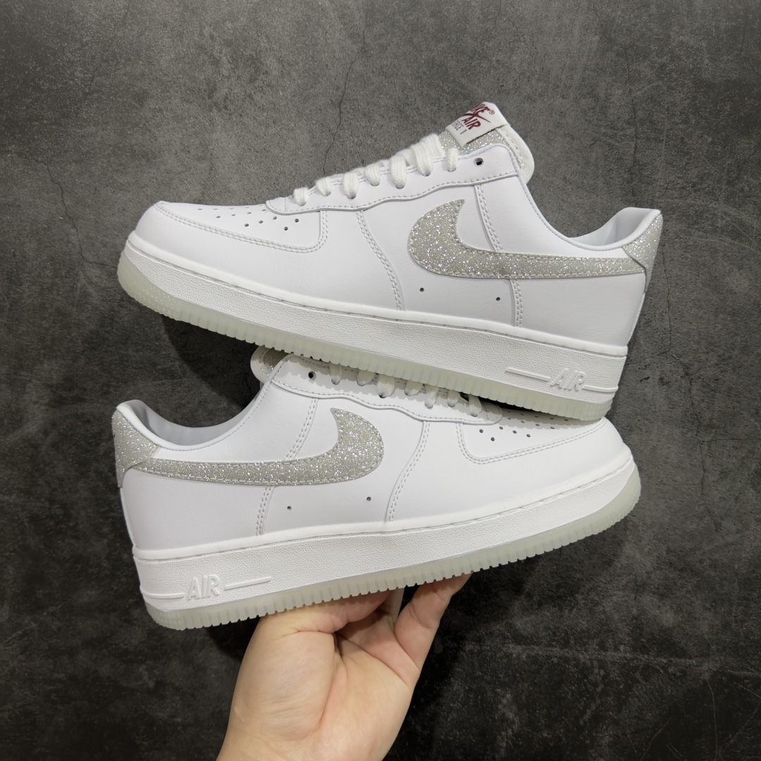 NikeAirForce1Low07白银闪钩原楦头原纸板打造纯正低帮空军版型专注外贸渠道全掌内置蜂窝气垫