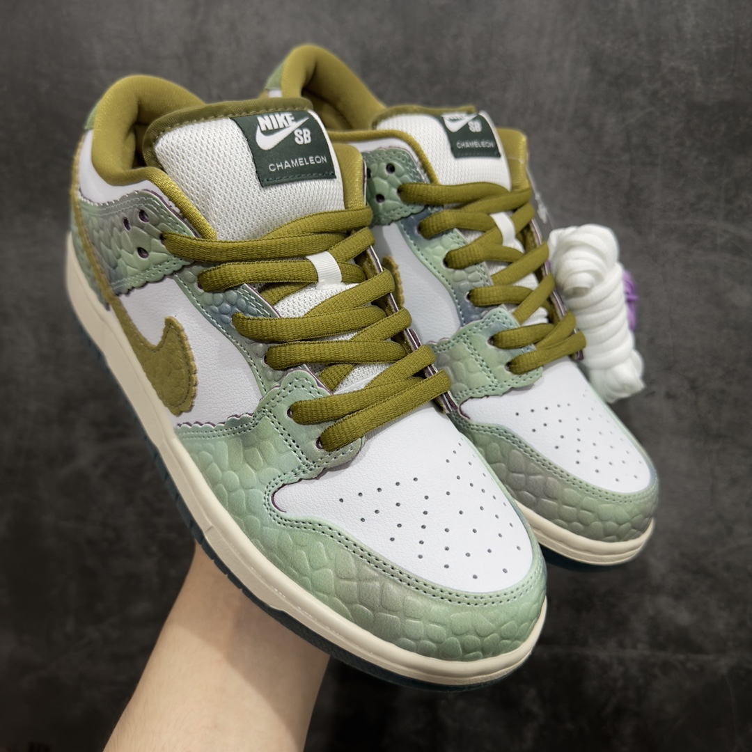 【Top纯原】Alexis Sablone x NK Dunk SB Low AS联名变色龙蜥蜴 HJ3386-300n独家原厂航空铝磨具打磨大底 鞋头坡度极致还原 原盒原配 圈内天花板工艺 原厂冲刀 超高清洁度 全鞋零毛边皮料切割 全套原楦原模倾力打造完美版型 采用原厂百宏鞋带以及原厂百宏织唛舌标 内标可供原厂几率过验 原厂中底布黄色点胶 原厂中底布拉帮走线遵循公司‼️nSIZE：36 36.5 37.5 38 38.5 39 40 40.5 41 42 42.5 43 44 44.5 45 46 47.5 编码：TO390410-鞋库