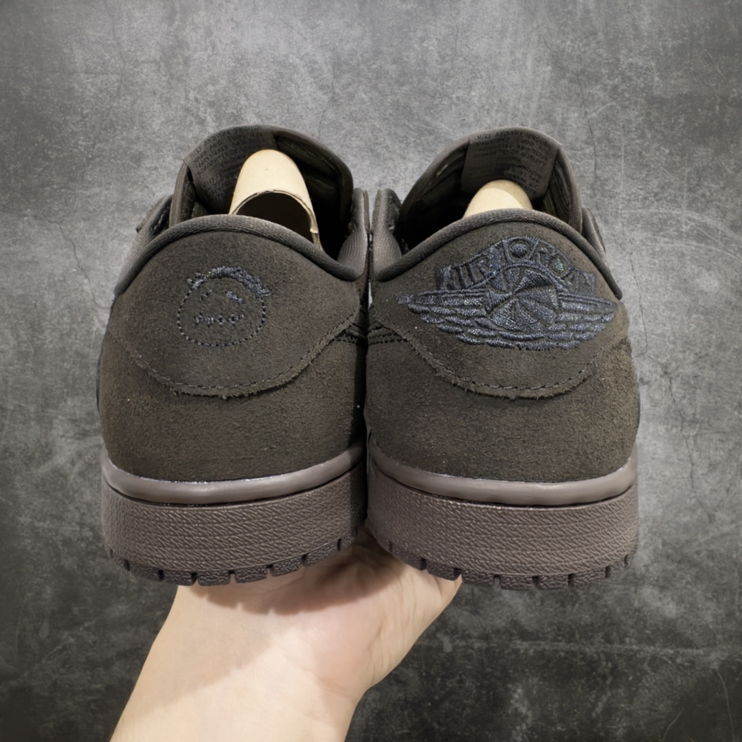 图片[2]-【全新GX版本】Travis Scott x Air Jordan AJ1 Low OG SP TS联名 黑棕倒钩低帮 DM7866-202n知名大厂出品 纯原第一梯队版本产品品控稳定性领先行业 各方面均可对飙市面通货版nSZ原厂全套原楦原纸板冲刀磨具开发 原厂皮料加持原厂港宝加持定型后跟R度完美 同源原厂电绣 鬼脸飞翼针数密度立体效果一致 百分百一致原鞋 原厂拉帮工艺 针距密度一致 后跟弧度收口自然不对折 极致一眼正品既视感 进口玻璃冲刀皮料裁剪零毛边 全鞋电脑针车工艺 品控清洁度最高QC检验标准 免检产品 原厂订购鞋盒、鞋标、防尘纸、鞋撑、鞋带 追求极致的原厂味道SIZE：36-48.5 编码：X10400420-鞋库