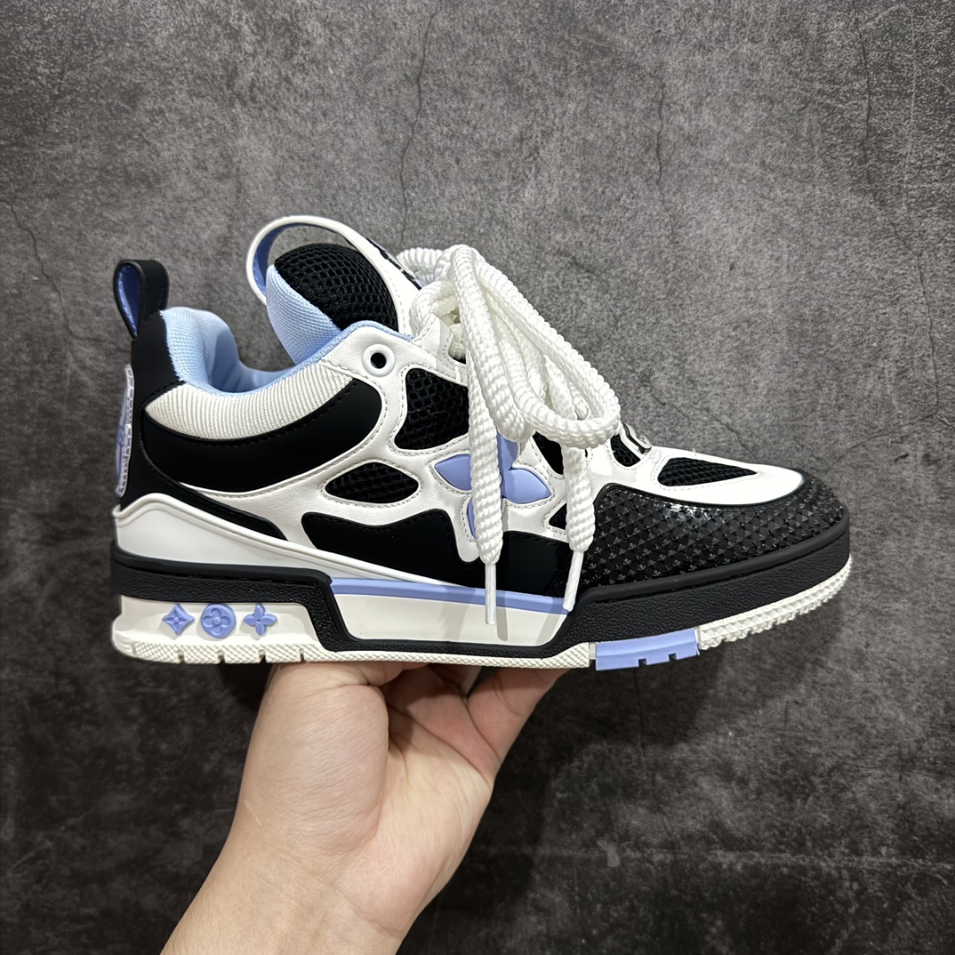 【广东纯原版本】Louis Vuitton Skate 1854 Sneaker Low LV 54面包鞋n佛山LV大厂出品 涂鸦花盒版本n广东原产 厚实抽屉礼品鞋盒及包装n说明书防尘布袋物件配件齐全n采用环保粒面牛剖革组合科技网格面料鞋面材质n鞋垫嵌入超软脚感PU乳胶物料n后跟耐弯折滴塑支撑片 全新开发TPU光泽组合隔色鞋底n本款 LV Skate 运动鞋以正绒面牛皮革和科技网格面料演绎色块艺术，展现 1990 年代滑板鞋的灵感启发。宽幅双鞋带、加衬鞋口和鞋舌树立辨识度，大号 Monogram 花卉和路易威登标识分饰侧面和鞋舌。n混合材质 双鞋带 橡胶外底 柔软科技内衬 舒适加衬鞋领 鞋舌饰有 LV Vuitton 标识 侧面和外底饰有 Monogram 花卉 后部饰有 Vuitton Since 1854 标识 LV 字母后袢带n 尺码：35 36 37 38 39 40 41 42 43 44 45 46 编码：KH500520-鞋库