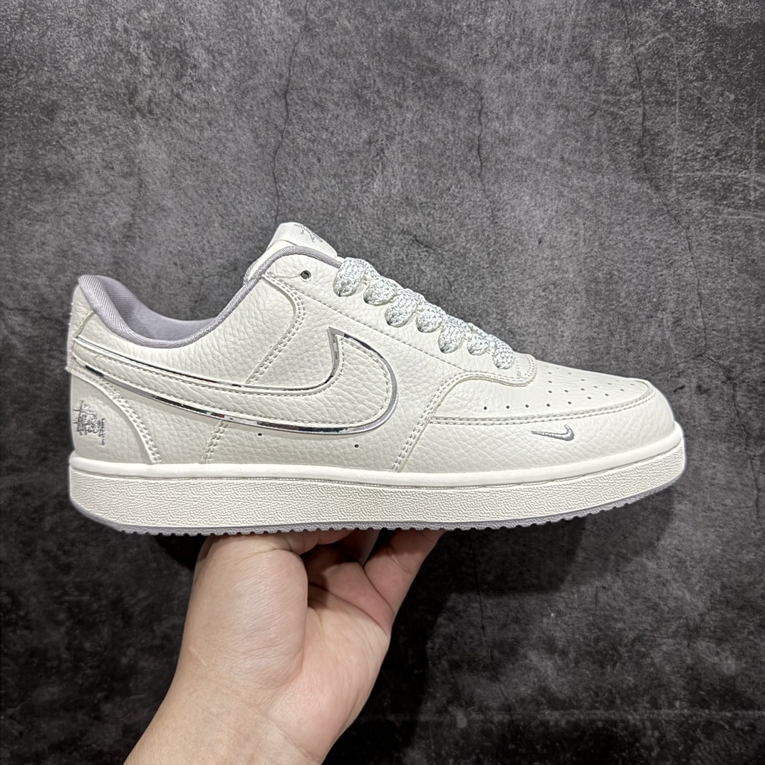 【定制版】STussy x Nike Court Vision Low 斯图西联名n休闲运动板鞋低帮百搭透气休闲运动板鞋，经典耐用的设计，兼顾舒适脚感和出众风范，演绎匠心之作。结构性的支撑贴合感结合复古篮球设计，塑就场外全明星风范官方货号: FD5188 999 尺码：36 36.5 37.5 38 38.5 39 40 40.5 41 42 42.5 43 44 44.5 45 编码：CC260280-鞋库