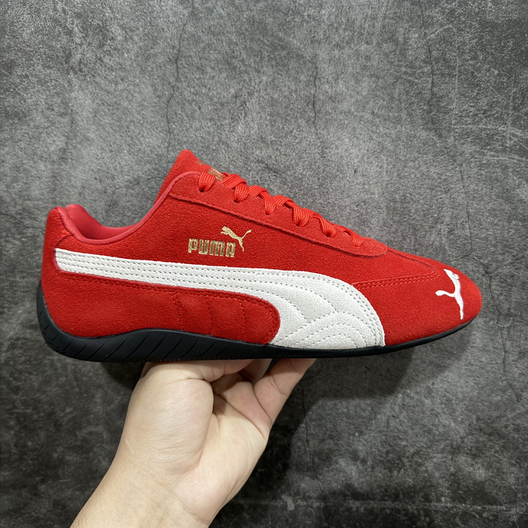 【Top纯原版】Puma Speedcat OG Sparcon彪马罗马阿莫尔系列 复古运动休闲赛车跑鞋n目前市场最优版本n无论是版型 细节 烫金走线n完全碾压市场任意版本 欢迎对比🆚n工厂耗时3个月开发n原装档案原数据纸版楦型n采用固色翻毛皮鞋面材质(正确二次成型\’猛帮\’成型工艺🆚区别市面版本!!)n外置原数据开发轻量耐磨橡胶大底💪🏻nn全球知名运动品牌PUMA宝马赛车系列n融合了宝马车队的标志性配色n以趣味十足又前卫复古的设计引领潮流n将赛道精神融入街头时尚 开启前卫竞速之旅n主打前卫复古风 Roma鞋款的鞋侧以复古的流线造型缀以宝马经典Logo 巧妙吸睛n而Speedcat鞋款以亮眼三色条纹元素缀以舒适鞋面n赋予了独特的个性美学 演绎赛车的无尽能量n 官方货号：398846 02 编码：TO250270-莆田鞋批发中心