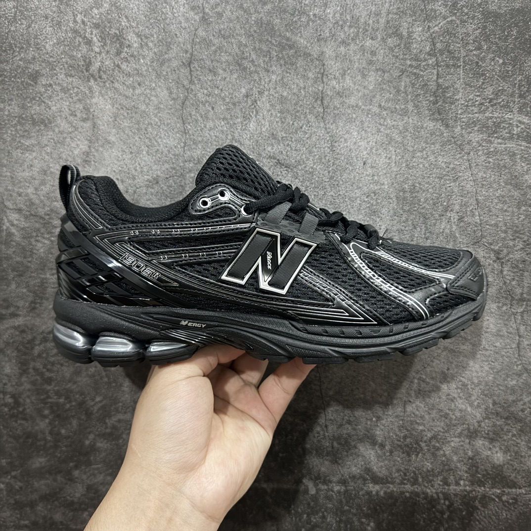 【小PF纯原】New Balance1906R 复古休闲跑步鞋老爹鞋 黑色 货号：M1906RCHn原pf工厂出品 大厂品质n鞋型没得挑 做的很好 细节各方面处理也挺到位n这是个好版本 价格良心不杀猪‼️n采用轻质牛剖革拼接透气网眼衬垫织物鞋面材质nT-Beam大底提供足步弓支撑，保持步态稳定n后跟搭载外露缓震胶 鞋身整体以各种深浅不一的灰色覆盖，鞋头以淡蓝色调装饰，网眼衬垫通过不规律的色块实现做旧的美感，泛黄的鞋底更是进一步增添了复古气息。 尺码：36 37 37.5 38 38.5 39.5 40 40.5 41.5 42 42.5 43 44 45 编码：NMXF240260-鞋库