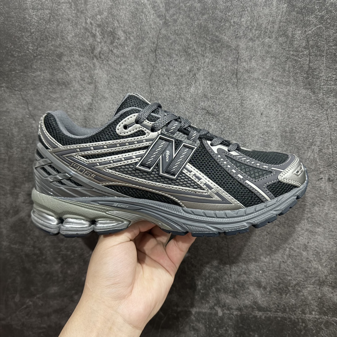 【纯原版】NB新百伦New Balance M1906R  M1906RES 系列复古老爹风休闲运动慢跑鞋采用轻质牛剖革拼接透气网眼衬垫织物鞋面材质#T-Beam大底提供足步弓支撑，保持步态稳定#后跟搭载外露缓震胶 鞋身整体以各种深浅不一的灰色覆盖，鞋头以淡蓝色调装饰，网眼衬垫通过不规律的色块实现做旧的美感，泛黄的鞋底更是进一步增添了复古气息。 尺码：36 37 37.5 38 38.5 39.5 40 40.5 41.5 42 42.5 43 44 45 46.5 编码：JP260280-鞋库