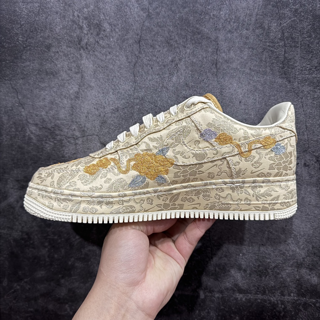 图片[2]-【纯原PK版】Nike Air Force 1\’07 Low\”XIXI\”空军一号低帮经典百搭休闲运动板鞋“囍庆龙凤呈祥黄金情人节”HJ4285-777nn市售最强版 开发市场半年之久n原版重金开发 电绣材质无数次核对❗️n高端支线 匠心工艺 精益求精 正确对版❗️n男女鞋真标半码制n升级原楦原纸版数据开发版型n采用丝绸刺绣布鞋面材质n中底EVA包裹缓震物料组合橡胶耐磨橡胶大底n内置全掌Air Sole气垫❗超华丽的 AF1「喜喜」登陆龙年！ 尺码：36 36.5 37.5 38 38.5 39 40 40.5 41 42 42.5 43 44 44.5 45 46nn今年春节同 2.14 情人节重叠，Nike 也带来了一个隐藏的大招！这双超高规格的 Nike Air Force 1 “XIXI”。以中国传统的绳绣工艺呈现了「龙凤呈祥」的刺绣图案，这双鞋的金属件也都采用了24K 真金电镀，可以长时间保持耀眼富贵的光泽效果。由于是情人节主题，在中国传统元素的包裹之下，还有「双喜临门」、「早生贵子」等隐藏的彩蛋，吉祥的寓意让这双鞋饱含了中式浪漫。一只龙凤绣单片耗时 6 小时完成，每片预计 4 万针数，这双鞋也采用了皮革内衬，让里外的奢华规格保持一致。 编码：X10430470-鞋库