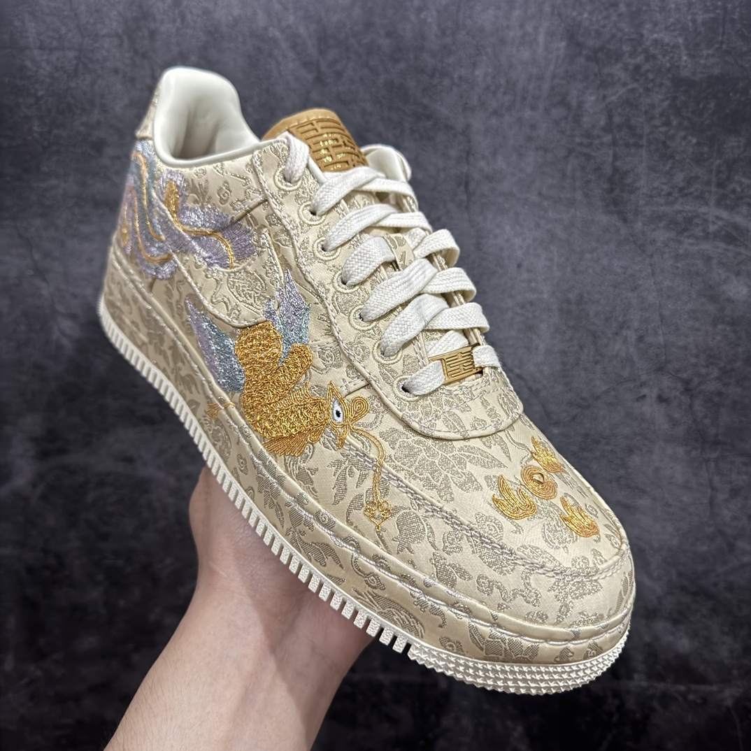 图片[3]-【纯原PK版】Nike Air Force 1\’07 Low\”XIXI\”空军一号低帮经典百搭休闲运动板鞋“囍庆龙凤呈祥黄金情人节”HJ4285-777nn市售最强版 开发市场半年之久n原版重金开发 电绣材质无数次核对❗️n高端支线 匠心工艺 精益求精 正确对版❗️n男女鞋真标半码制n升级原楦原纸版数据开发版型n采用丝绸刺绣布鞋面材质n中底EVA包裹缓震物料组合橡胶耐磨橡胶大底n内置全掌Air Sole气垫❗超华丽的 AF1「喜喜」登陆龙年！ 尺码：36 36.5 37.5 38 38.5 39 40 40.5 41 42 42.5 43 44 44.5 45 46nn今年春节同 2.14 情人节重叠，Nike 也带来了一个隐藏的大招！这双超高规格的 Nike Air Force 1 “XIXI”。以中国传统的绳绣工艺呈现了「龙凤呈祥」的刺绣图案，这双鞋的金属件也都采用了24K 真金电镀，可以长时间保持耀眼富贵的光泽效果。由于是情人节主题，在中国传统元素的包裹之下，还有「双喜临门」、「早生贵子」等隐藏的彩蛋，吉祥的寓意让这双鞋饱含了中式浪漫。一只龙凤绣单片耗时 6 小时完成，每片预计 4 万针数，这双鞋也采用了皮革内衬，让里外的奢华规格保持一致。 编码：X10430470-鞋库