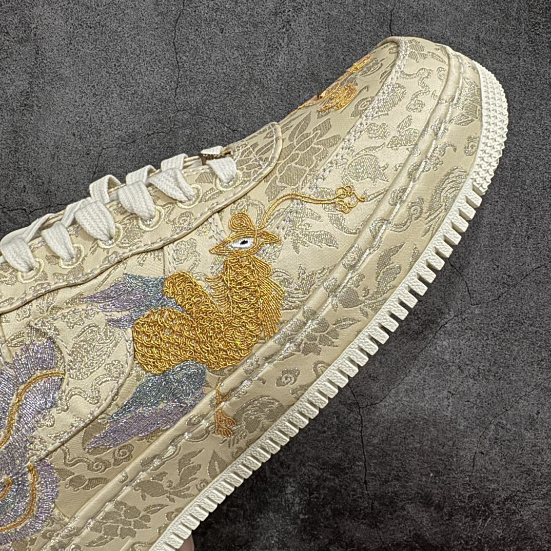 图片[6]-【纯原PK版】Nike Air Force 1\’07 Low\”XIXI\”空军一号低帮经典百搭休闲运动板鞋“囍庆龙凤呈祥黄金情人节”HJ4285-777nn市售最强版 开发市场半年之久n原版重金开发 电绣材质无数次核对❗️n高端支线 匠心工艺 精益求精 正确对版❗️n男女鞋真标半码制n升级原楦原纸版数据开发版型n采用丝绸刺绣布鞋面材质n中底EVA包裹缓震物料组合橡胶耐磨橡胶大底n内置全掌Air Sole气垫❗超华丽的 AF1「喜喜」登陆龙年！ 尺码：36 36.5 37.5 38 38.5 39 40 40.5 41 42 42.5 43 44 44.5 45 46nn今年春节同 2.14 情人节重叠，Nike 也带来了一个隐藏的大招！这双超高规格的 Nike Air Force 1 “XIXI”。以中国传统的绳绣工艺呈现了「龙凤呈祥」的刺绣图案，这双鞋的金属件也都采用了24K 真金电镀，可以长时间保持耀眼富贵的光泽效果。由于是情人节主题，在中国传统元素的包裹之下，还有「双喜临门」、「早生贵子」等隐藏的彩蛋，吉祥的寓意让这双鞋饱含了中式浪漫。一只龙凤绣单片耗时 6 小时完成，每片预计 4 万针数，这双鞋也采用了皮革内衬，让里外的奢华规格保持一致。 编码：X10430470-鞋库