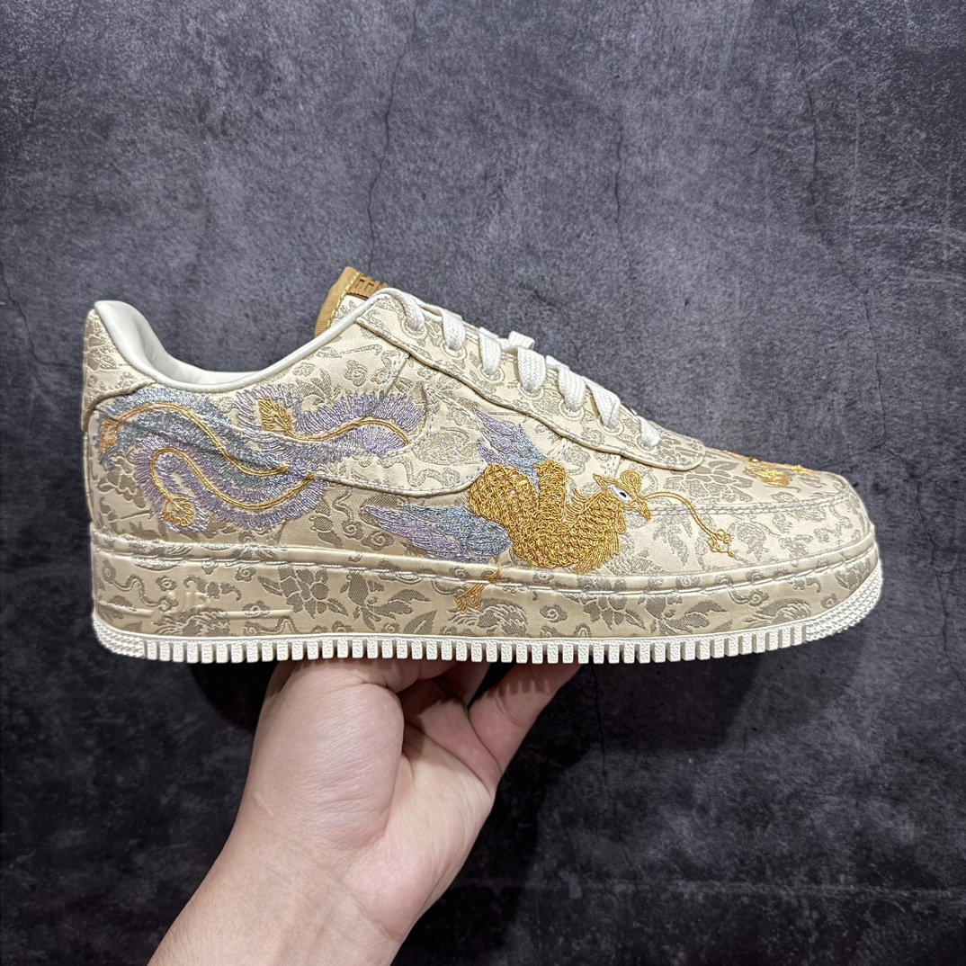 【纯原PK版】Nike Air Force 1\’07 Low\”XIXI\”空军一号低帮经典百搭休闲运动板鞋“囍庆龙凤呈祥黄金情人节”HJ4285-777nn市售最强版 开发市场半年之久n原版重金开发 电绣材质无数次核对❗️n高端支线 匠心工艺 精益求精 正确对版❗️n男女鞋真标半码制n升级原楦原纸版数据开发版型n采用丝绸刺绣布鞋面材质n中底EVA包裹缓震物料组合橡胶耐磨橡胶大底n内置全掌Air Sole气垫❗超华丽的 AF1「喜喜」登陆龙年！ 尺码：36 36.5 37.5 38 38.5 39 40 40.5 41 42 42.5 43 44 44.5 45 46nn今年春节同 2.14 情人节重叠，Nike 也带来了一个隐藏的大招！这双超高规格的 Nike Air Force 1 “XIXI”。以中国传统的绳绣工艺呈现了「龙凤呈祥」的刺绣图案，这双鞋的金属件也都采用了24K 真金电镀，可以长时间保持耀眼富贵的光泽效果。由于是情人节主题，在中国传统元素的包裹之下，还有「双喜临门」、「早生贵子」等隐藏的彩蛋，吉祥的寓意让这双鞋饱含了中式浪漫。一只龙凤绣单片耗时 6 小时完成，每片预计 4 万针数，这双鞋也采用了皮革内衬，让里外的奢华规格保持一致。 编码：X10430470-鞋库