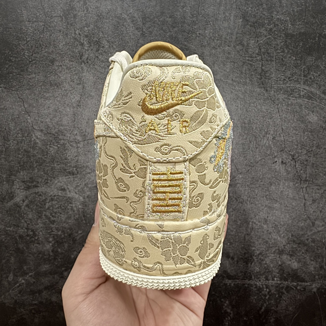 图片[4]-【纯原PK版】Nike Air Force 1\’07 Low\”XIXI\”空军一号低帮经典百搭休闲运动板鞋“囍庆龙凤呈祥黄金情人节”HJ4285-777nn市售最强版 开发市场半年之久n原版重金开发 电绣材质无数次核对❗️n高端支线 匠心工艺 精益求精 正确对版❗️n男女鞋真标半码制n升级原楦原纸版数据开发版型n采用丝绸刺绣布鞋面材质n中底EVA包裹缓震物料组合橡胶耐磨橡胶大底n内置全掌Air Sole气垫❗超华丽的 AF1「喜喜」登陆龙年！ 尺码：36 36.5 37.5 38 38.5 39 40 40.5 41 42 42.5 43 44 44.5 45 46nn今年春节同 2.14 情人节重叠，Nike 也带来了一个隐藏的大招！这双超高规格的 Nike Air Force 1 “XIXI”。以中国传统的绳绣工艺呈现了「龙凤呈祥」的刺绣图案，这双鞋的金属件也都采用了24K 真金电镀，可以长时间保持耀眼富贵的光泽效果。由于是情人节主题，在中国传统元素的包裹之下，还有「双喜临门」、「早生贵子」等隐藏的彩蛋，吉祥的寓意让这双鞋饱含了中式浪漫。一只龙凤绣单片耗时 6 小时完成，每片预计 4 万针数，这双鞋也采用了皮革内衬，让里外的奢华规格保持一致。 编码：X10430470-鞋库