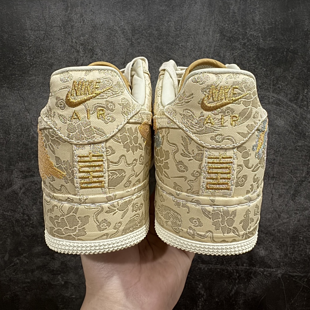 图片[5]-【纯原PK版】Nike Air Force 1\’07 Low\”XIXI\”空军一号低帮经典百搭休闲运动板鞋“囍庆龙凤呈祥黄金情人节”HJ4285-777nn市售最强版 开发市场半年之久n原版重金开发 电绣材质无数次核对❗️n高端支线 匠心工艺 精益求精 正确对版❗️n男女鞋真标半码制n升级原楦原纸版数据开发版型n采用丝绸刺绣布鞋面材质n中底EVA包裹缓震物料组合橡胶耐磨橡胶大底n内置全掌Air Sole气垫❗超华丽的 AF1「喜喜」登陆龙年！ 尺码：36 36.5 37.5 38 38.5 39 40 40.5 41 42 42.5 43 44 44.5 45 46nn今年春节同 2.14 情人节重叠，Nike 也带来了一个隐藏的大招！这双超高规格的 Nike Air Force 1 “XIXI”。以中国传统的绳绣工艺呈现了「龙凤呈祥」的刺绣图案，这双鞋的金属件也都采用了24K 真金电镀，可以长时间保持耀眼富贵的光泽效果。由于是情人节主题，在中国传统元素的包裹之下，还有「双喜临门」、「早生贵子」等隐藏的彩蛋，吉祥的寓意让这双鞋饱含了中式浪漫。一只龙凤绣单片耗时 6 小时完成，每片预计 4 万针数，这双鞋也采用了皮革内衬，让里外的奢华规格保持一致。 编码：X10430470-鞋库