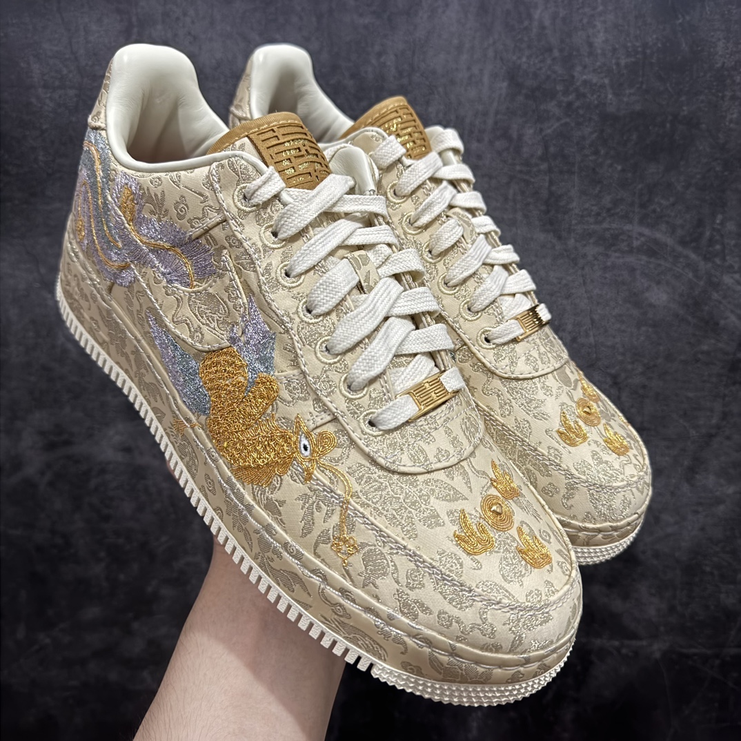 【纯原PK版】Nike Air Force 1\’07 Low\”XIXI\”空军一号低帮经典百搭休闲运动板鞋“囍庆龙凤呈祥黄金情人节”HJ4285-777nn市售最强版 开发市场半年之久n原版重金开发 电绣材质无数次核对❗️n高端支线 匠心工艺 精益求精 正确对版❗️n男女鞋真标半码制n升级原楦原纸版数据开发版型n采用丝绸刺绣布鞋面材质n中底EVA包裹缓震物料组合橡胶耐磨橡胶大底n内置全掌Air Sole气垫❗超华丽的 AF1「喜喜」登陆龙年！ 尺码：36 36.5 37.5 38 38.5 39 40 40.5 41 42 42.5 43 44 44.5 45 46nn今年春节同 2.14 情人节重叠，Nike 也带来了一个隐藏的大招！这双超高规格的 Nike Air Force 1 “XIXI”。以中国传统的绳绣工艺呈现了「龙凤呈祥」的刺绣图案，这双鞋的金属件也都采用了24K 真金电镀，可以长时间保持耀眼富贵的光泽效果。由于是情人节主题，在中国传统元素的包裹之下，还有「双喜临门」、「早生贵子」等隐藏的彩蛋，吉祥的寓意让这双鞋饱含了中式浪漫。一只龙凤绣单片耗时 6 小时完成，每片预计 4 万针数，这双鞋也采用了皮革内衬，让里外的奢华规格保持一致。 编码：X10430470-鞋库