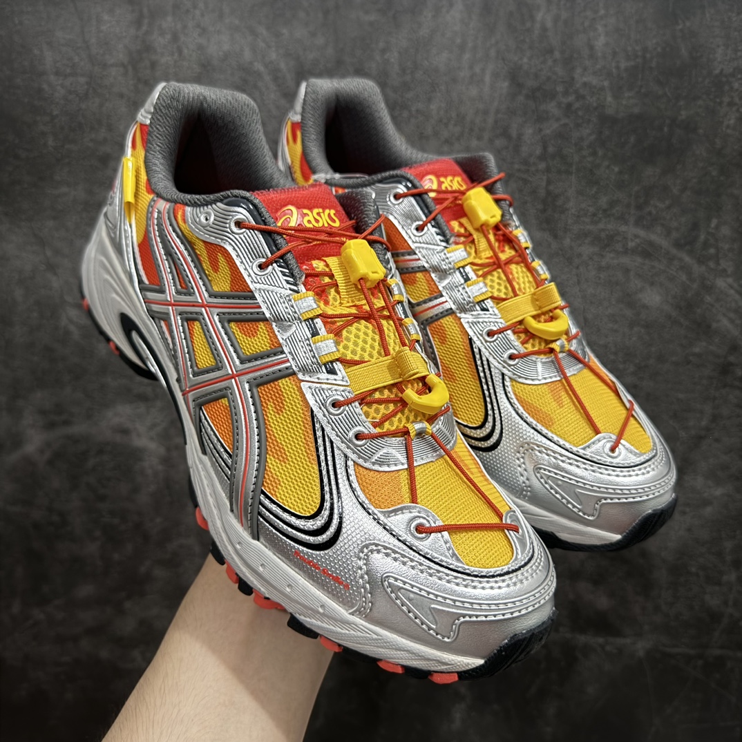 【lw纯原版】ASICS Gel-Kahana TR V4 亚瑟士机能户外风系列低帮轻量缓震休闲运动跑步鞋n身处城市的喧嚣，内心想象却永不停歇，Z世代处于现实的繁忙中始终想象着生活的另一种可能和对未知的展望。想象并非背离现实，而是对自我最真实的期待。为鼓励新世代青年唤起对自我的正向的想象，并展开积极的行动，ASICS亚瑟士于2024释出全新主题——唤想自定义。率先推出鞋款GEL-KAHANA TR V4，将出色的城市潮流与户外机能融为一体，实现无界想象与唤回真实自我的完美连结。于城市绽放姿态，唤想自定义。GEL-KAHANA TR V4融合了极具户外型格的设计细节。鞋款大底与中底采用了AHAR耐磨橡胶与GEL缓震胶技术，拥有良好的抓地力与舒适的穿着体验。鞋底所使用的一体化TPU稳定片，为更好地贴合GEL-KAHANA TR V4而全新开模再造，能有效防止脚部过度扭转与侧翻，在提供优秀稳定性的同时，进一步增强了鞋款的机能设计美学。快速系带系统在方便穿戴的同时，为户外运动提供了更优的防护。 GEL-KAHANA TR V4为日常穿着提供稳定、舒适的支撑，鼓励每个人在城市空间中的大胆探索，追寻无拘束的旷野之梦。 尺码：36 37 37.5 38 39 39.5 40.5 41.5 42 42.5 43.5 44 44.5 45 46 编码：X10260280-鞋库