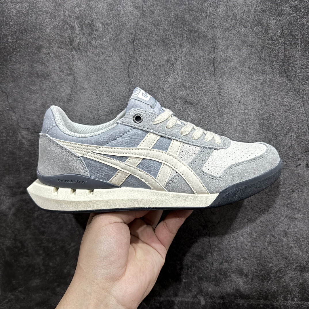 【神版】Asics Onitsuka Tiger Ultimate 81 EX 亚瑟士终极系列低帮复古风百搭皮革休闲运动慢跑鞋n采用软质荔枝纹牛培皮鞋面材质 配置OrthoLite鞋垫 轻质Eva缓震组合耐磨橡胶外底 Onitsuka Tiger 鬼塚虎 ULTIMATE 81EX 1183B510 中性款运动鞋 鞋跟底部的缓震孔设计以及TPU后跟保护片强化稳定性 造就合乎新时代高性能运动鞋标准的现代鞋款 牛皮革鞋面 FLYTEFOAM Propel中底增强缓震性与回弹性 鞋跟处采用fuzeGEL缓震胶科技 强化缓震 OrthoLite鞋垫 进一步强化缓震Gel-Kayano超轻量专业运动慢跑鞋  尺码：36-45 编码：DZ230250-鞋库