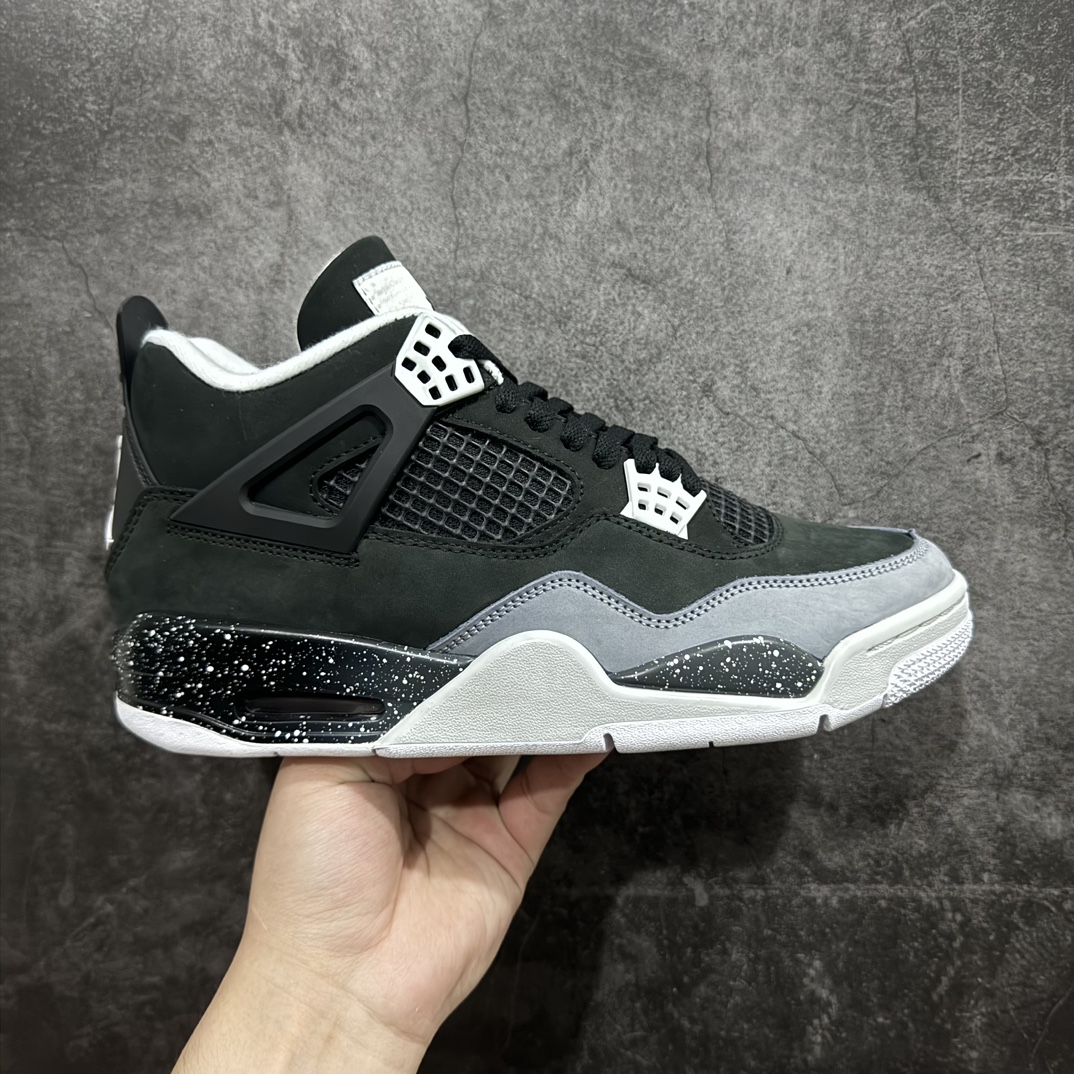 【原厂版】Air Jordan AJ4 Retro \” Fear \” 黑白恐惧 复刻2024版 FQ8138-002n市售天花板产物 耗时半年巨作 全套原纸板楦头开发 原厂特供皮料加持 确保原汁原味 完美呈现四代版型 一比一鞋头弧度高度鞋身弧度 数据细节工艺流程均保持原鞋一致 原厂TPU网格鞋带扣 正确内里网布 菱角分明不变形无多余毛边 柔软性质感一致于原鞋 市场唯一原厂鞋扣模具 背面可见隐藏注塑口 原厂织唛标 原厂飞人电绣工艺 尾指中部跳三针 独家绑鞋带手法 印刷中底布 四线拉帮 米色美纹纸贴合固定 进口港宝加持 后跟自然饱满 全鞋荧光划线卡点 追求极致完美 每一双都是工艺品 多重QC质检 超越公司货的品控标准 实实在在的免检产品 尺码：40 40.5 41 42 42.5 43 44 44.5 45 46 47.5  编码：X10420450-鞋库