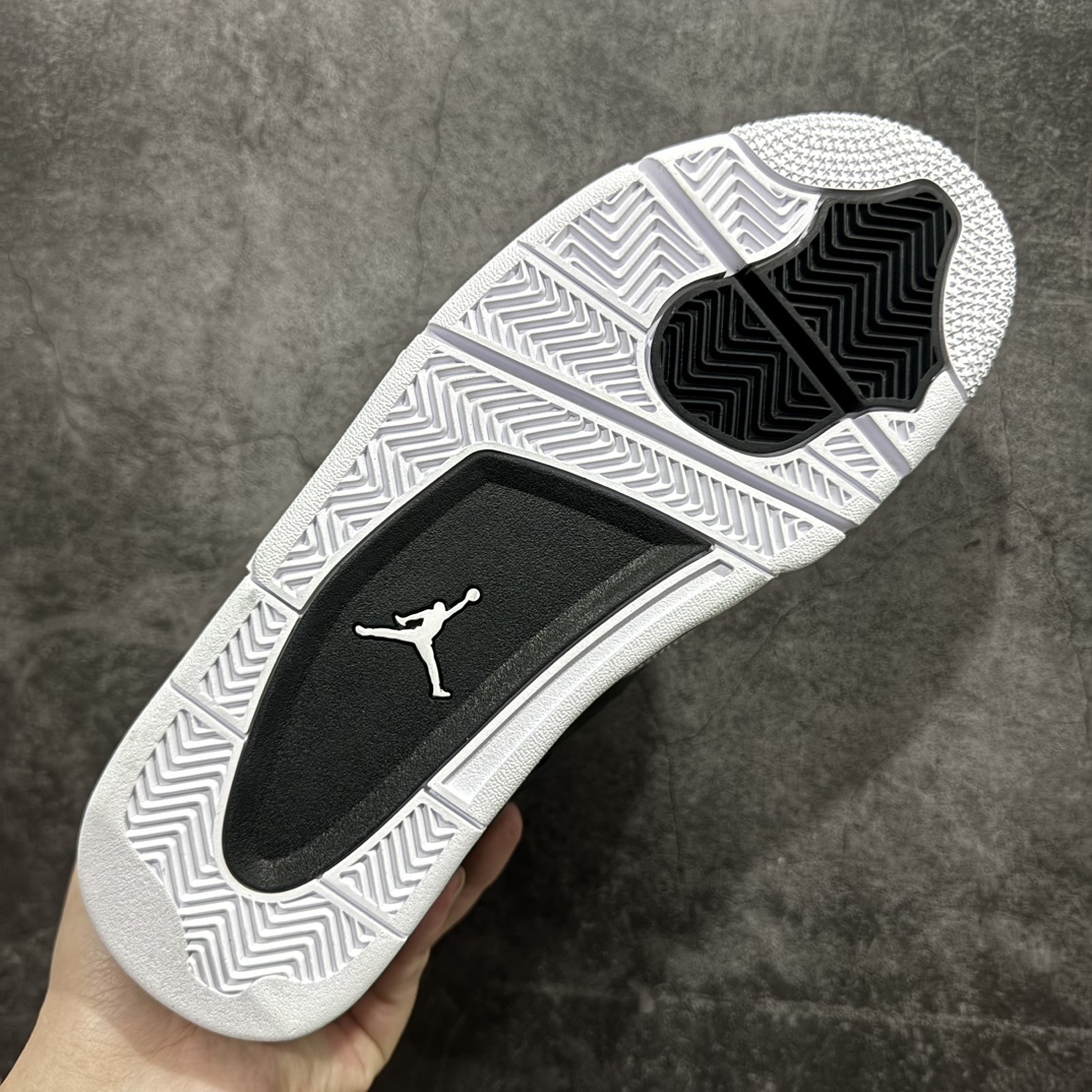 图片[9]-【原厂版】Air Jordan AJ4 Retro \” Fear \” 黑白恐惧 复刻2024版 FQ8138-002n市售天花板产物 耗时半年巨作 全套原纸板楦头开发 原厂特供皮料加持 确保原汁原味 完美呈现四代版型 一比一鞋头弧度高度鞋身弧度 数据细节工艺流程均保持原鞋一致 原厂TPU网格鞋带扣 正确内里网布 菱角分明不变形无多余毛边 柔软性质感一致于原鞋 市场唯一原厂鞋扣模具 背面可见隐藏注塑口 原厂织唛标 原厂飞人电绣工艺 尾指中部跳三针 独家绑鞋带手法 印刷中底布 四线拉帮 米色美纹纸贴合固定 进口港宝加持 后跟自然饱满 全鞋荧光划线卡点 追求极致完美 每一双都是工艺品 多重QC质检 超越公司货的品控标准 实实在在的免检产品 尺码：40 40.5 41 42 42.5 43 44 44.5 45 46 47.5  编码：X10420450-鞋库