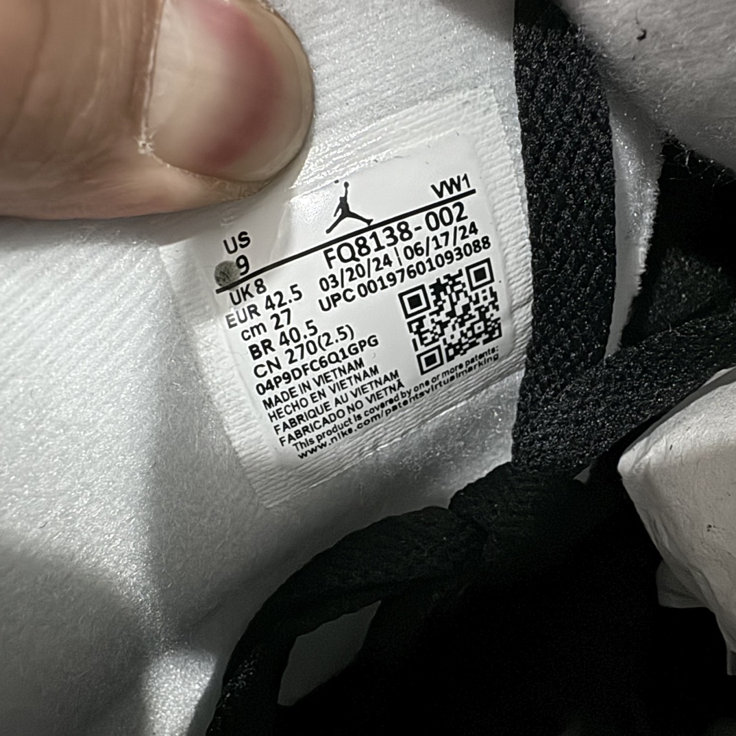 图片[8]-【原厂版】Air Jordan AJ4 Retro \” Fear \” 黑白恐惧 复刻2024版 FQ8138-002n市售天花板产物 耗时半年巨作 全套原纸板楦头开发 原厂特供皮料加持 确保原汁原味 完美呈现四代版型 一比一鞋头弧度高度鞋身弧度 数据细节工艺流程均保持原鞋一致 原厂TPU网格鞋带扣 正确内里网布 菱角分明不变形无多余毛边 柔软性质感一致于原鞋 市场唯一原厂鞋扣模具 背面可见隐藏注塑口 原厂织唛标 原厂飞人电绣工艺 尾指中部跳三针 独家绑鞋带手法 印刷中底布 四线拉帮 米色美纹纸贴合固定 进口港宝加持 后跟自然饱满 全鞋荧光划线卡点 追求极致完美 每一双都是工艺品 多重QC质检 超越公司货的品控标准 实实在在的免检产品 尺码：40 40.5 41 42 42.5 43 44 44.5 45 46 47.5  编码：X10420450-鞋库