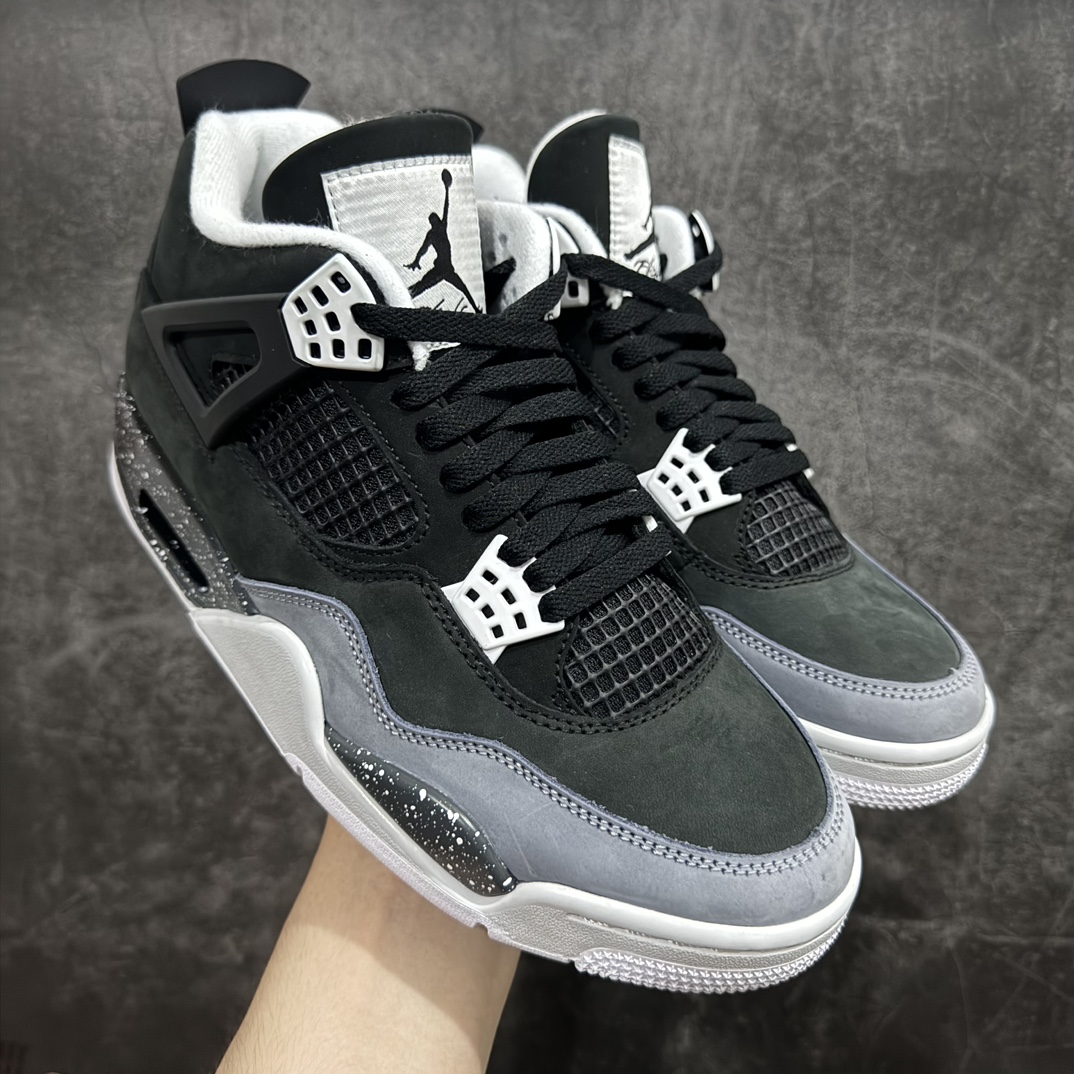 【原厂版】Air Jordan AJ4 Retro \” Fear \” 黑白恐惧 复刻2024版 FQ8138-002n市售天花板产物 耗时半年巨作 全套原纸板楦头开发 原厂特供皮料加持 确保原汁原味 完美呈现四代版型 一比一鞋头弧度高度鞋身弧度 数据细节工艺流程均保持原鞋一致 原厂TPU网格鞋带扣 正确内里网布 菱角分明不变形无多余毛边 柔软性质感一致于原鞋 市场唯一原厂鞋扣模具 背面可见隐藏注塑口 原厂织唛标 原厂飞人电绣工艺 尾指中部跳三针 独家绑鞋带手法 印刷中底布 四线拉帮 米色美纹纸贴合固定 进口港宝加持 后跟自然饱满 全鞋荧光划线卡点 追求极致完美 每一双都是工艺品 多重QC质检 超越公司货的品控标准 实实在在的免检产品 尺码：40 40.5 41 42 42.5 43 44 44.5 45 46 47.5  编码：X10420450-鞋库